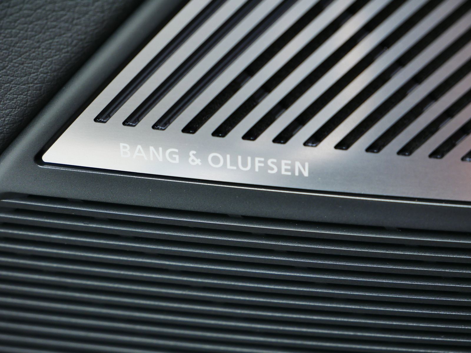 Thumbnail: 2025 Audi RS Q8 - 15