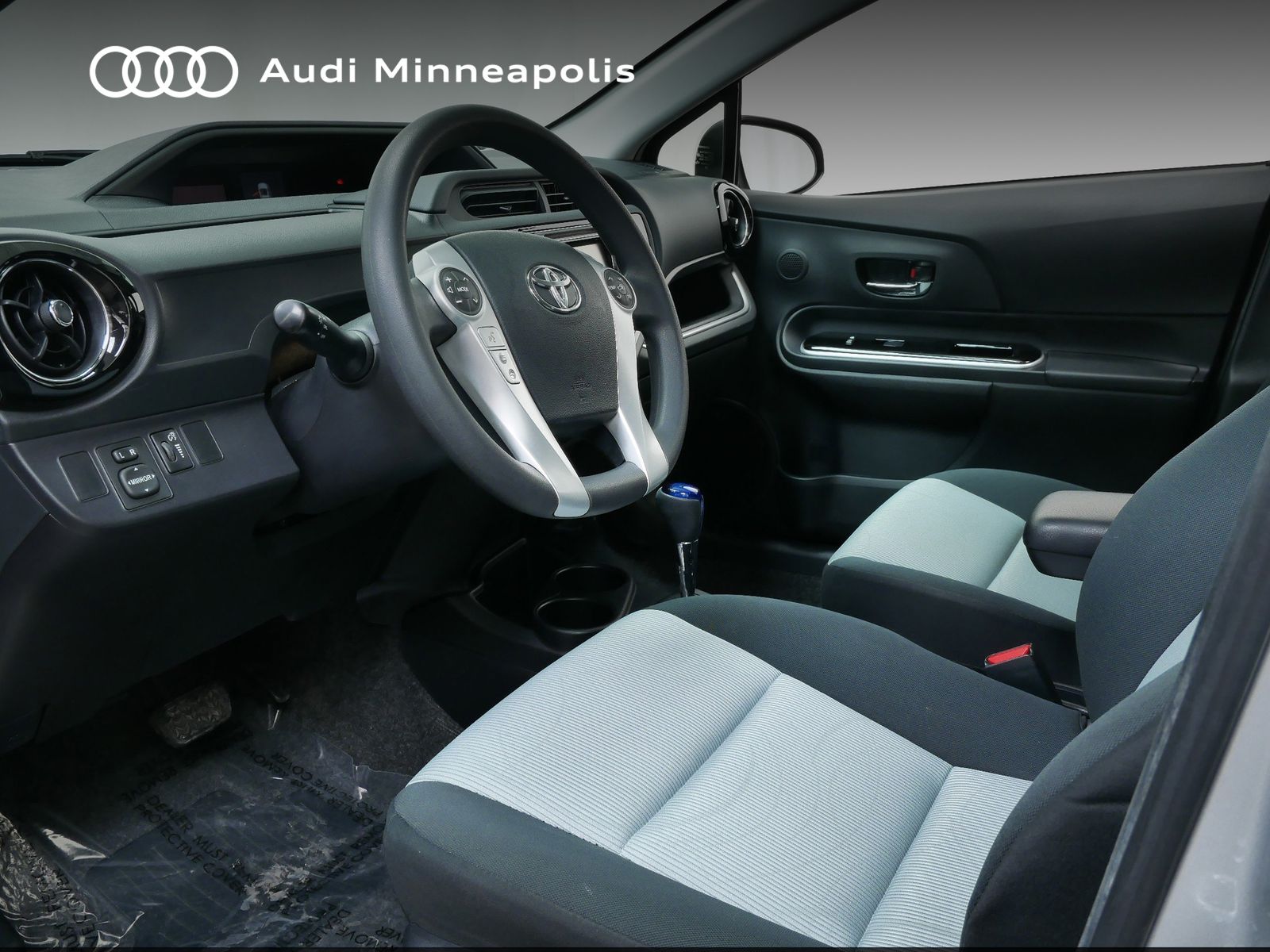 Thumbnail: 2015 Toyota Prius c - 2