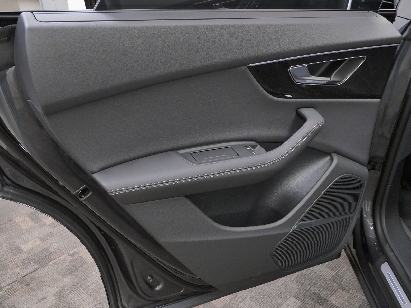 Thumbnail: 2026 Audi Q8 - 12