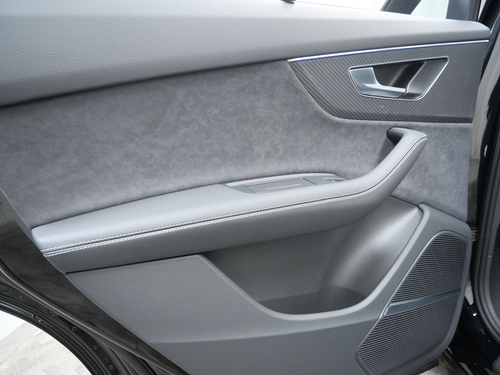 Thumbnail: 2026 Audi SQ7 - 12