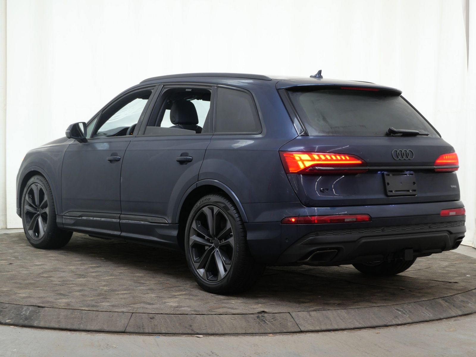 Thumbnail: 2026 Audi Q7 - 4
