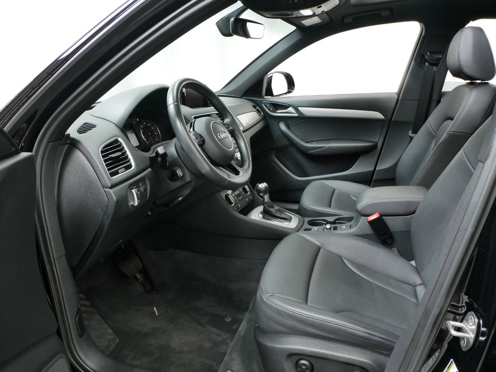 Used 2018 Audi Q3 Premium with VIN WA1ECCFSXJR006614 for sale in Minneapolis, Minnesota