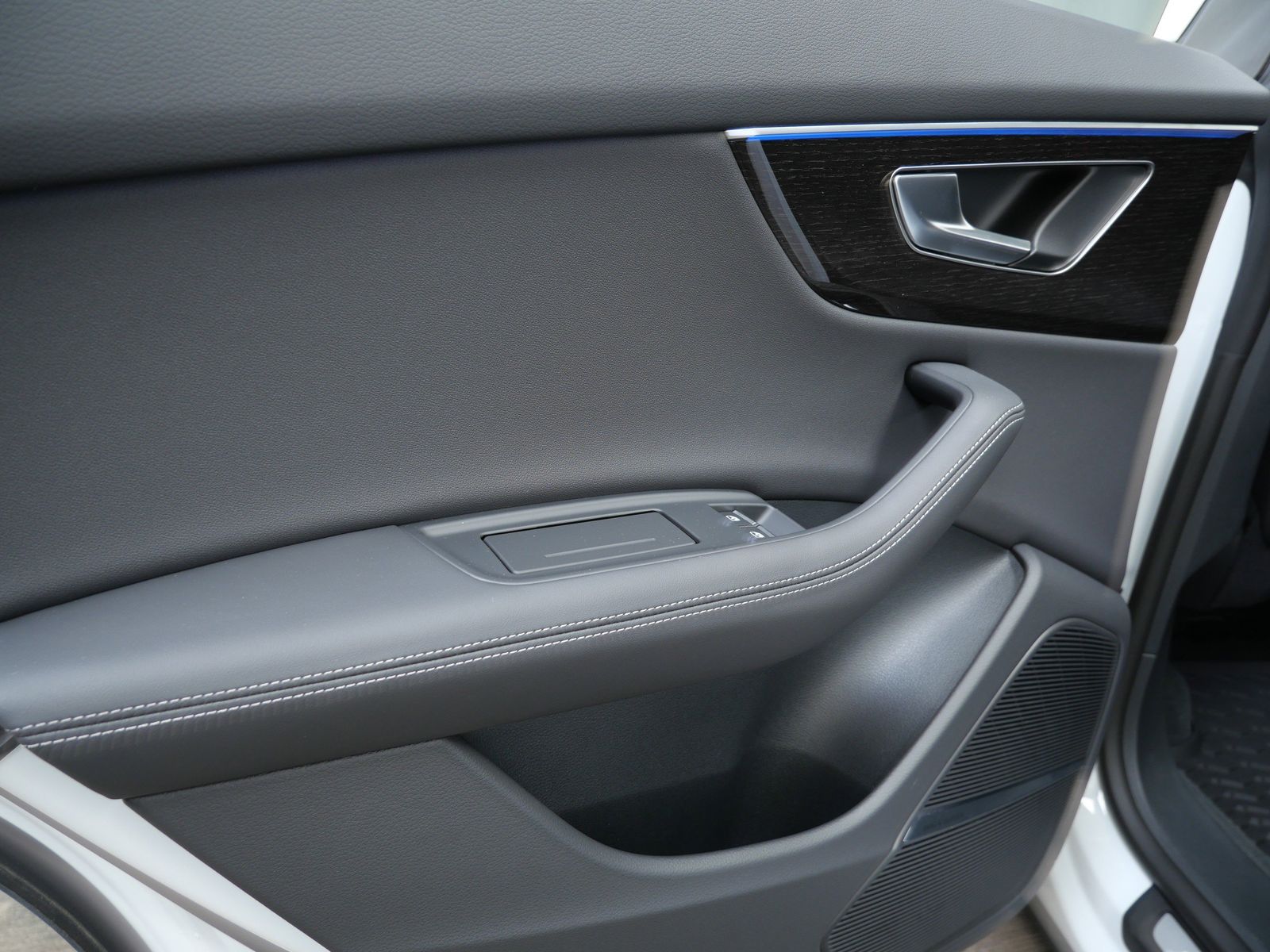 Thumbnail: 2026 Audi Q8 - 12