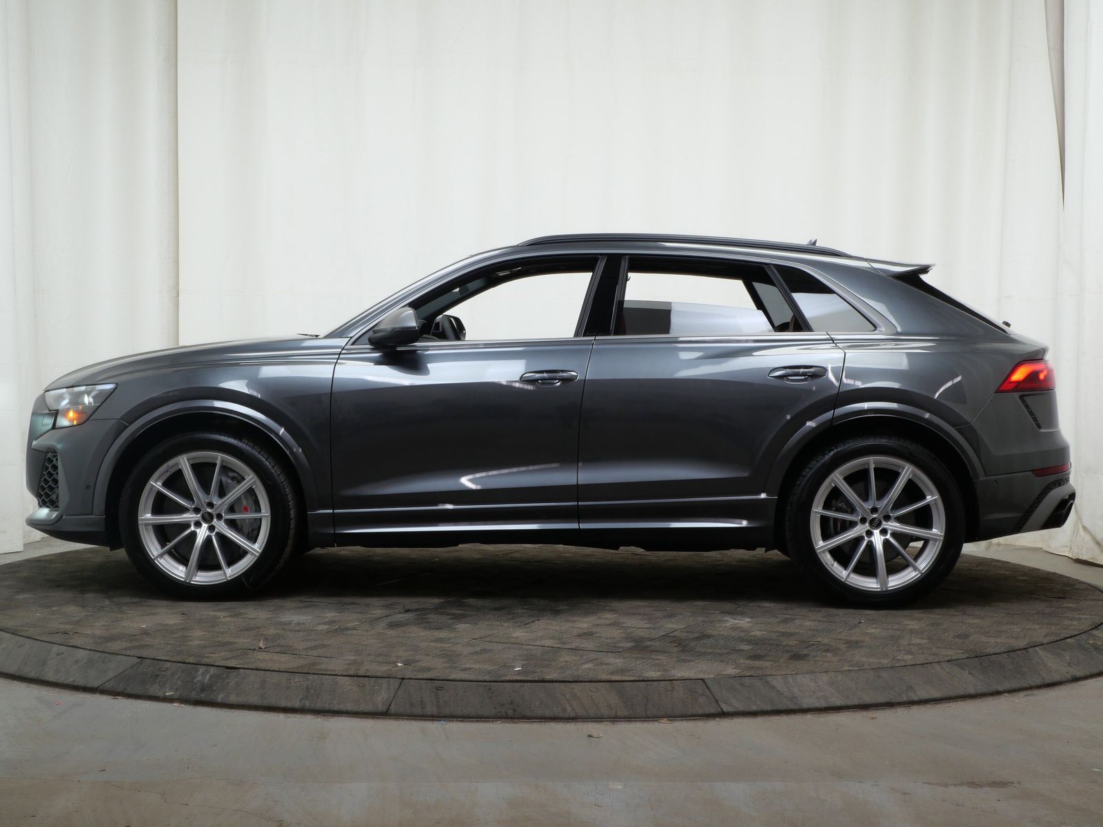 Thumbnail: 2026 Audi RS Q8 - 3