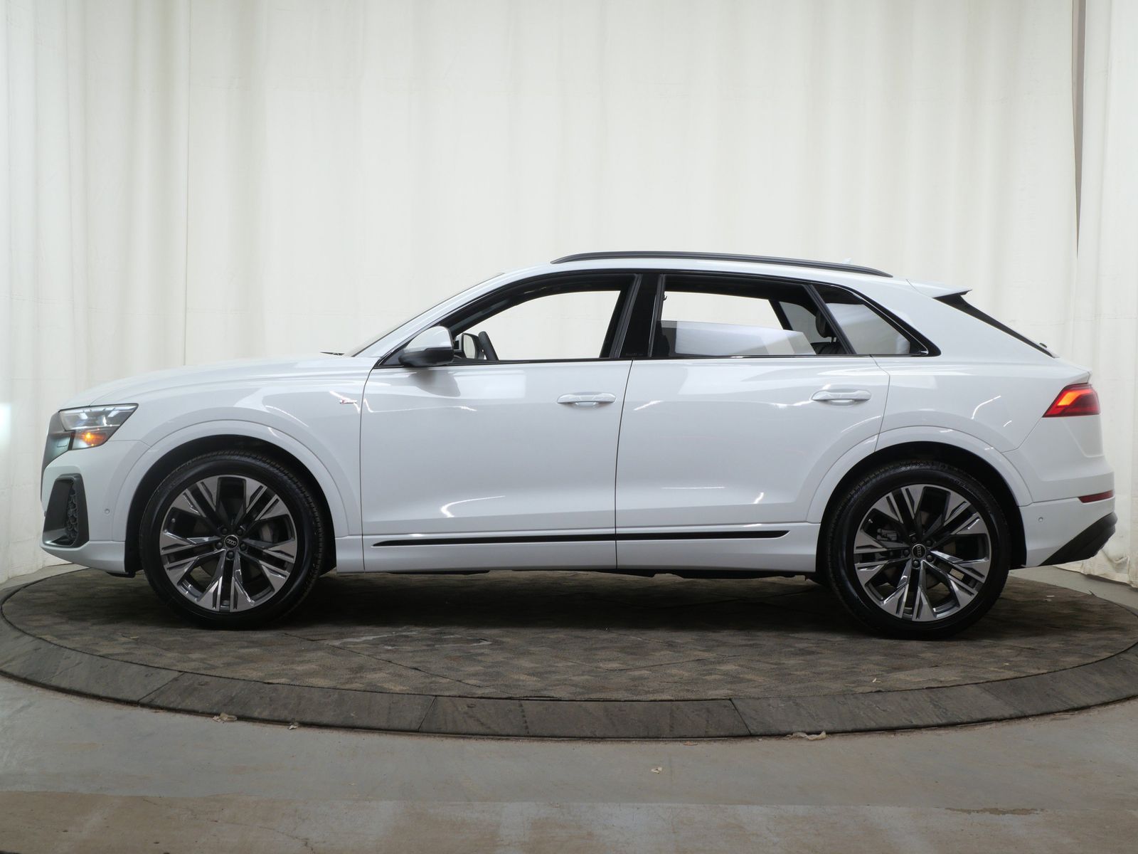 Thumbnail: 2026 Audi Q8 - 3