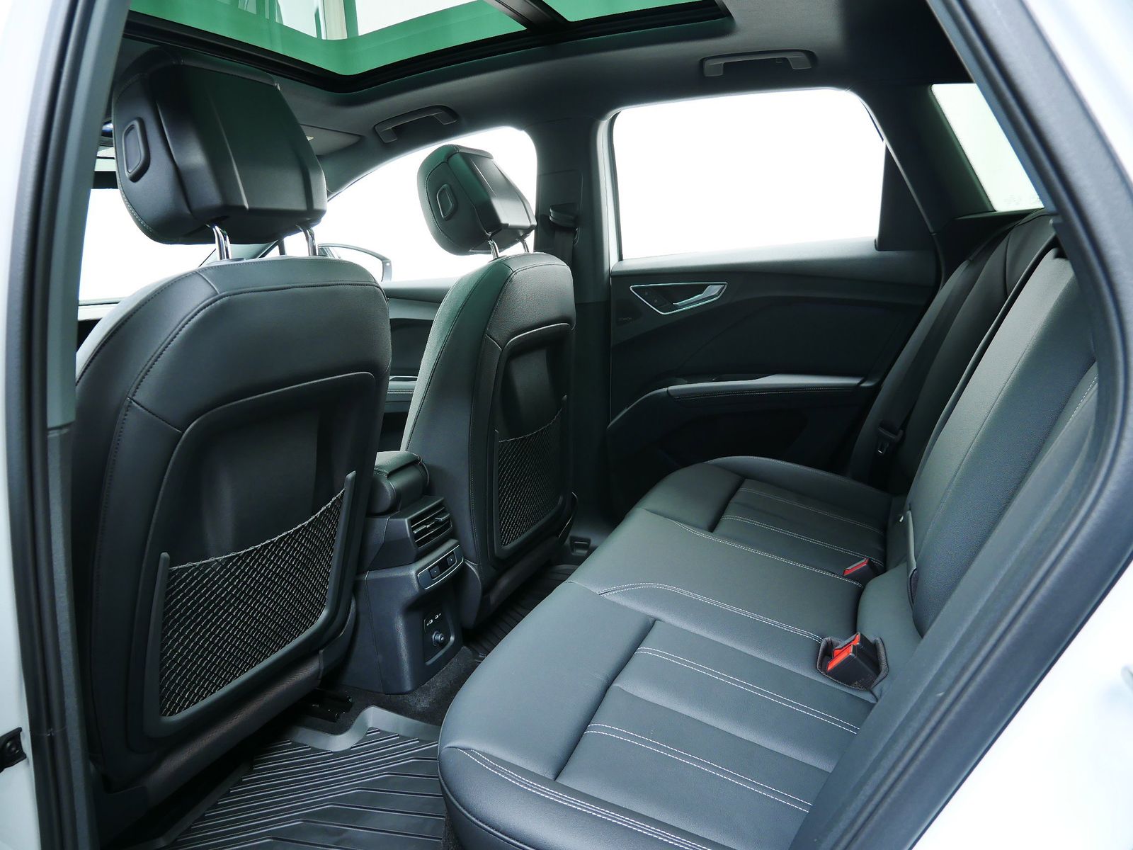 Thumbnail: 2025 Audi Q4 e-tron - 12