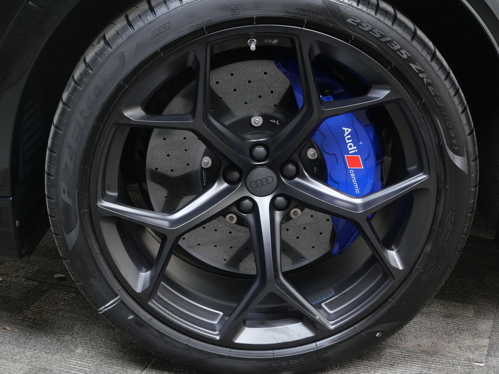 Thumbnail: 2026 Audi RS Q8 - 10