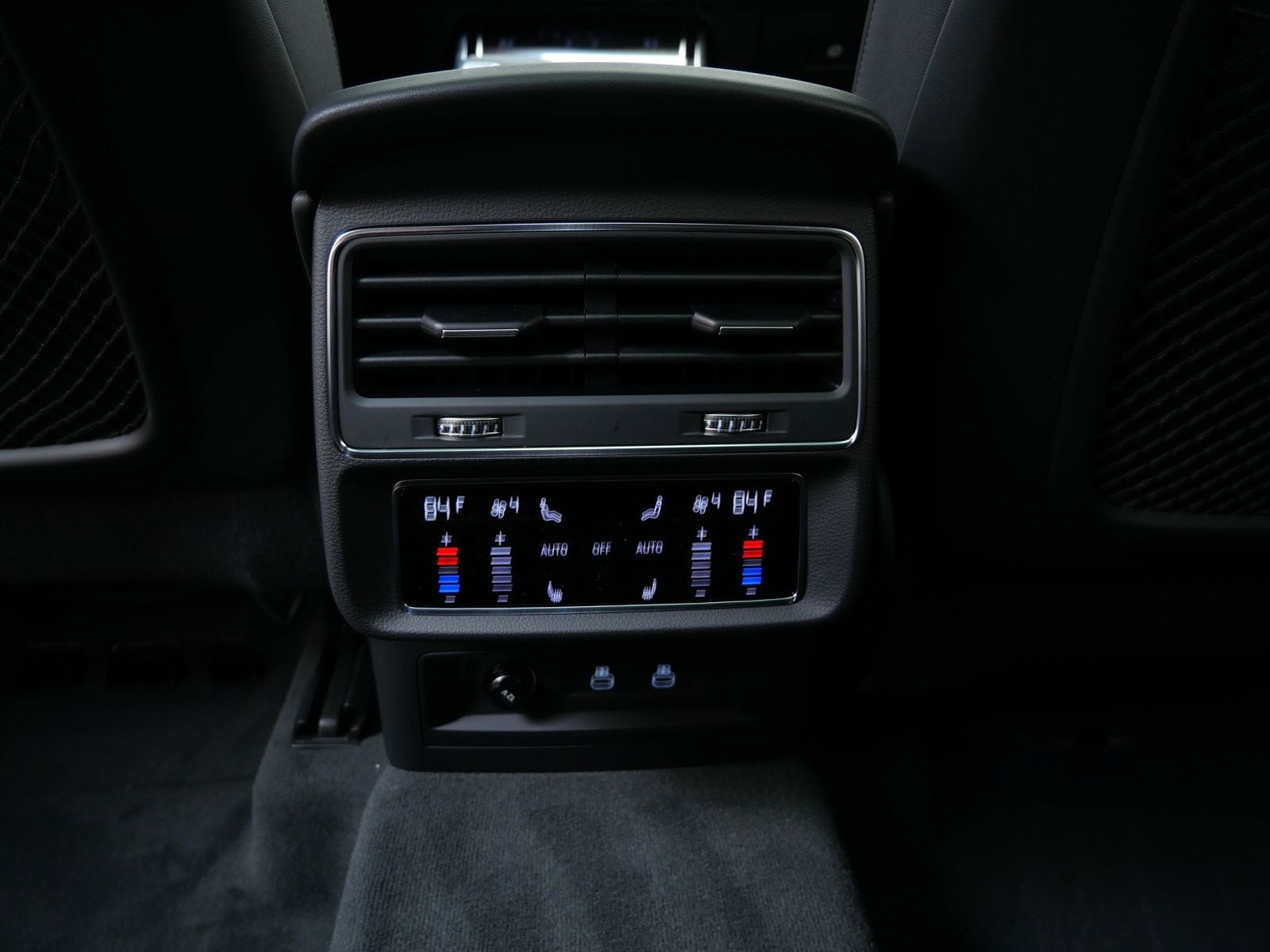 Thumbnail: 2026 Audi Q8 - 14