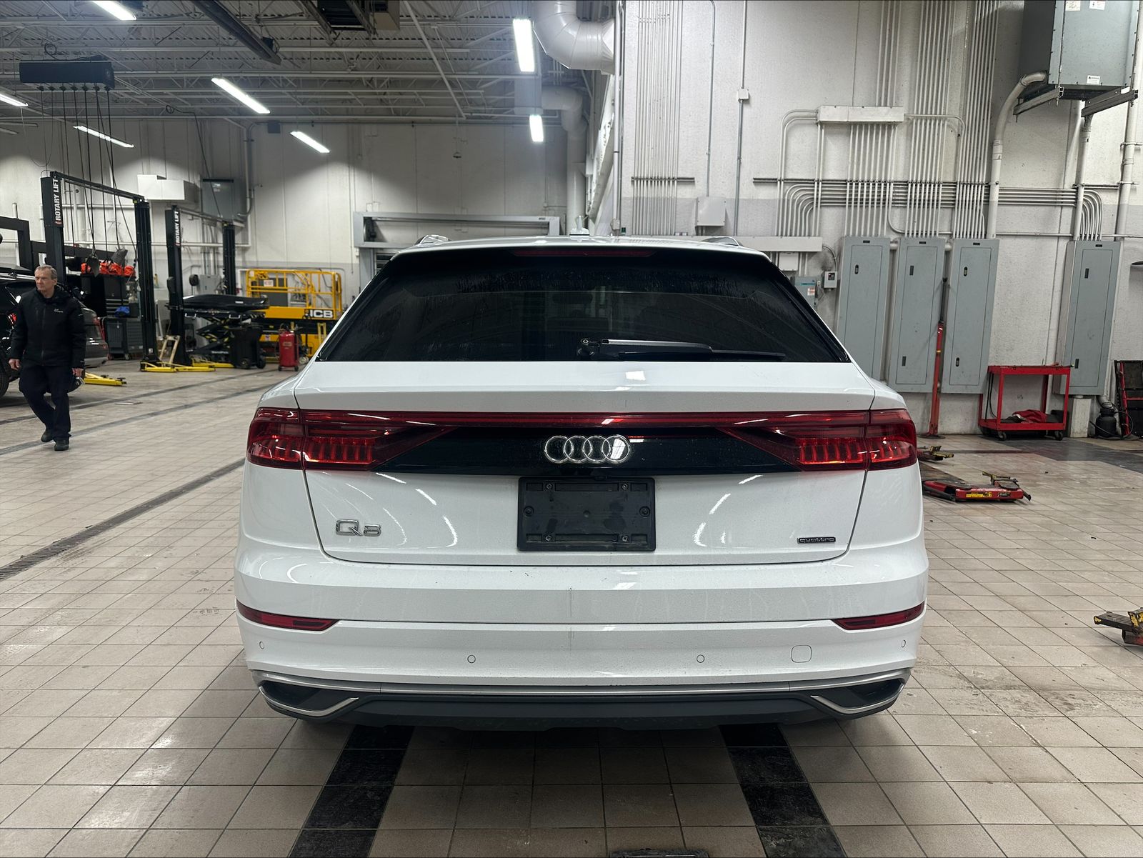 Thumbnail: 2023 Audi Q8 - 6