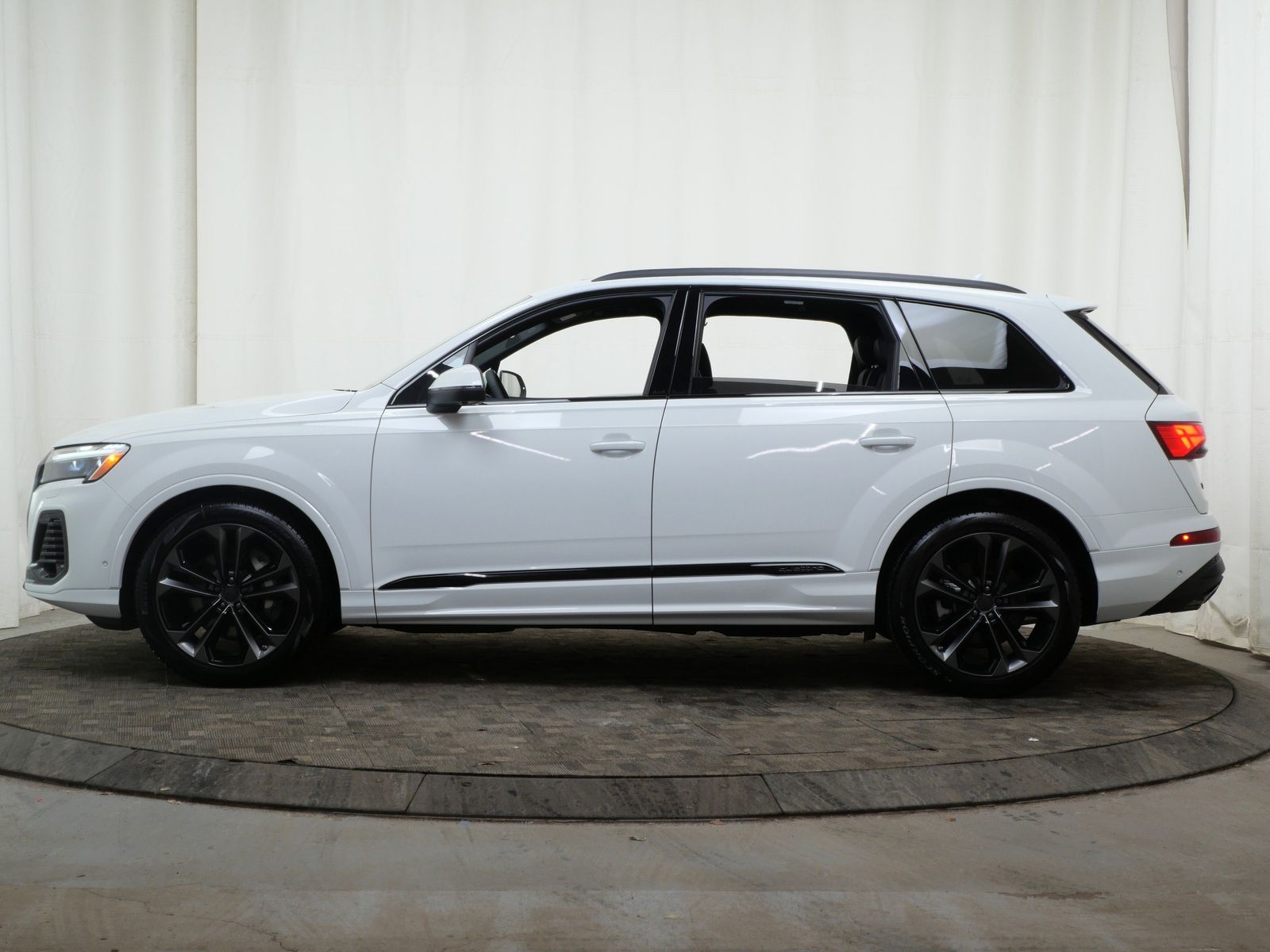 Thumbnail: 2026 Audi Q7 - 3