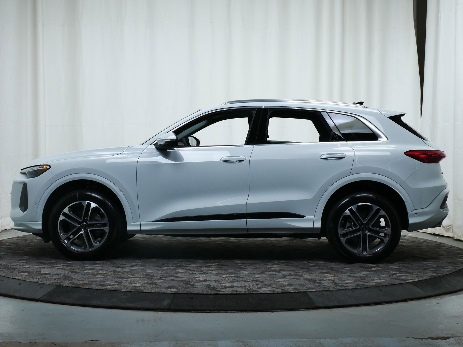 Thumbnail: 2025 Audi Q5 - 3