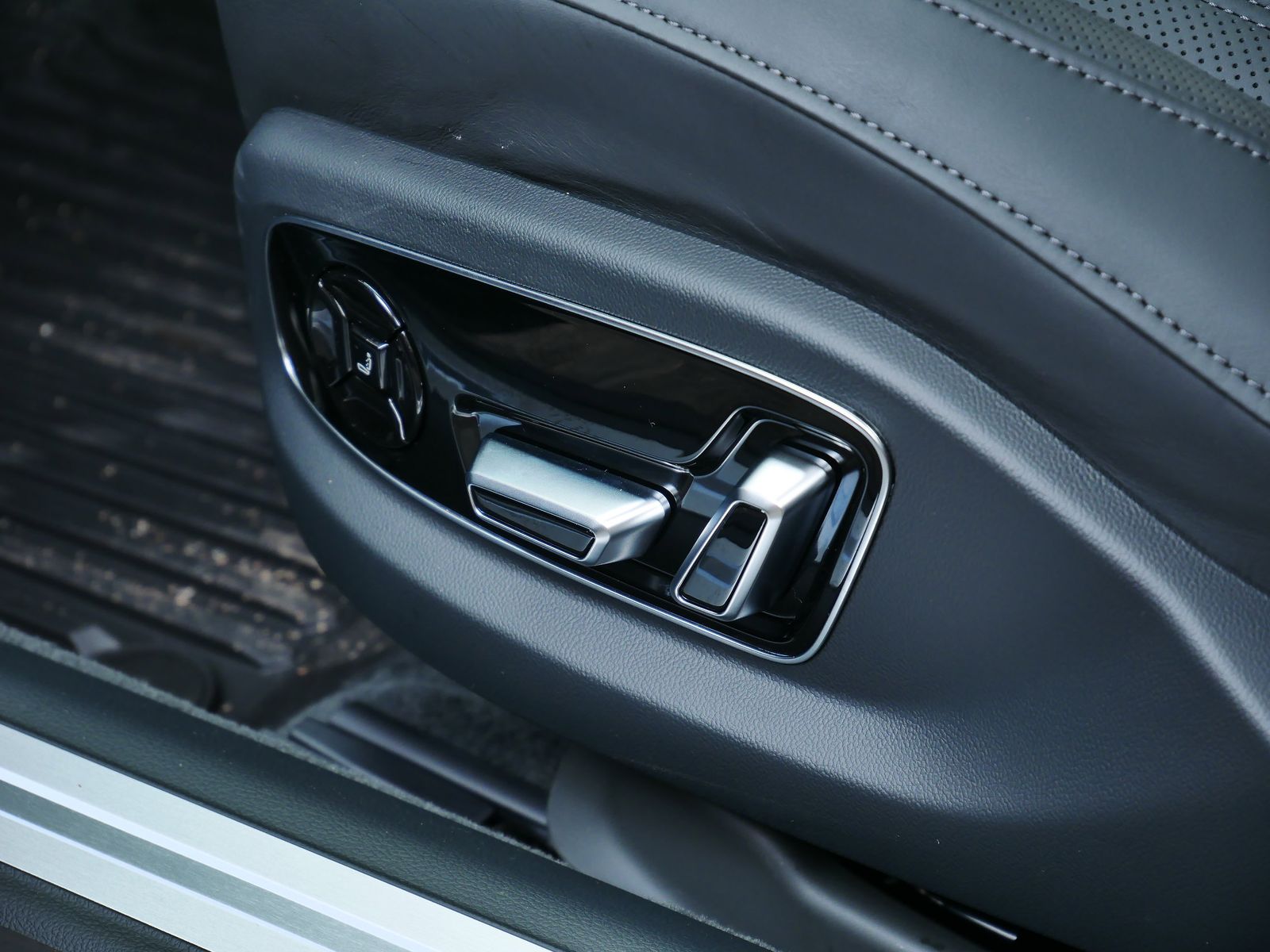 Thumbnail: 2025 Audi A8 - 11