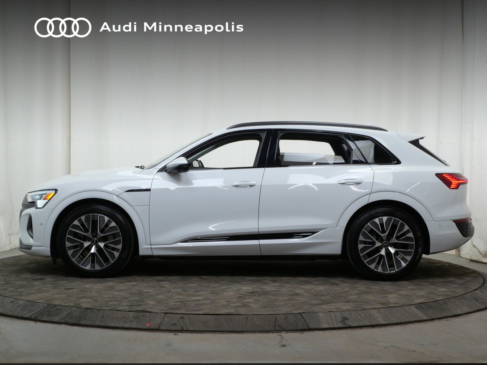 Thumbnail: 2024 Audi Q8 e-tron - 3