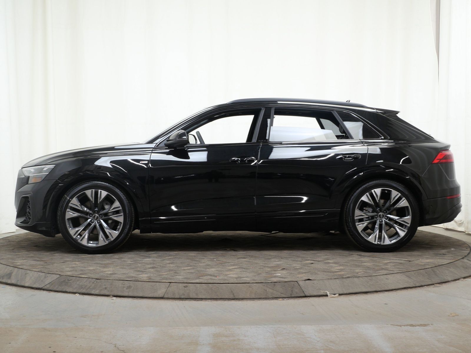 Thumbnail: 2026 Audi Q8 - 3