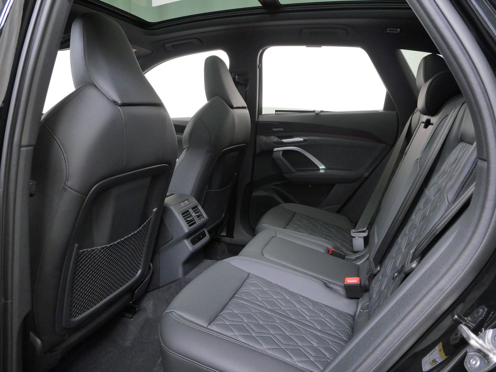 Thumbnail: 2026 Audi SQ5 - 13