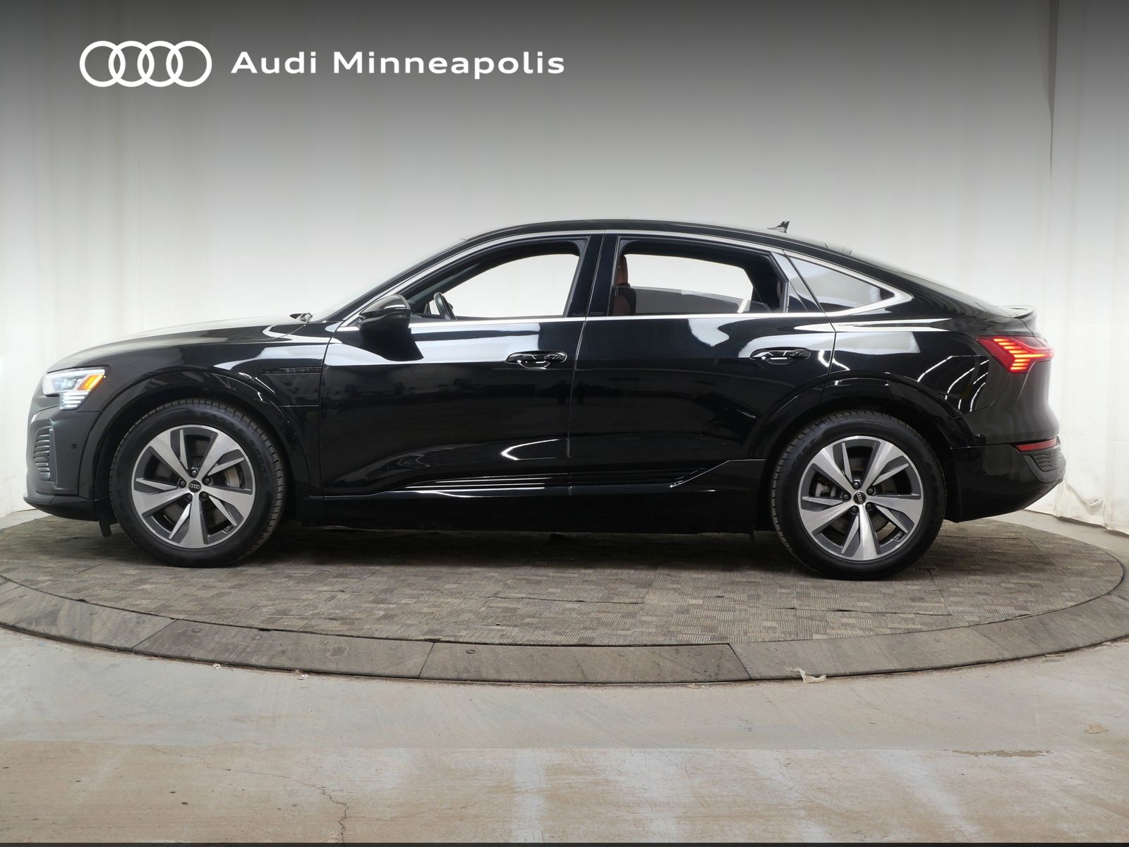 Thumbnail: 2024 Audi Q8 e-tron - 3