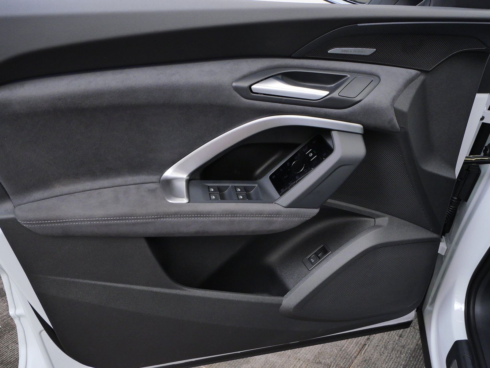 Thumbnail: 2026 Audi SQ5 - 10