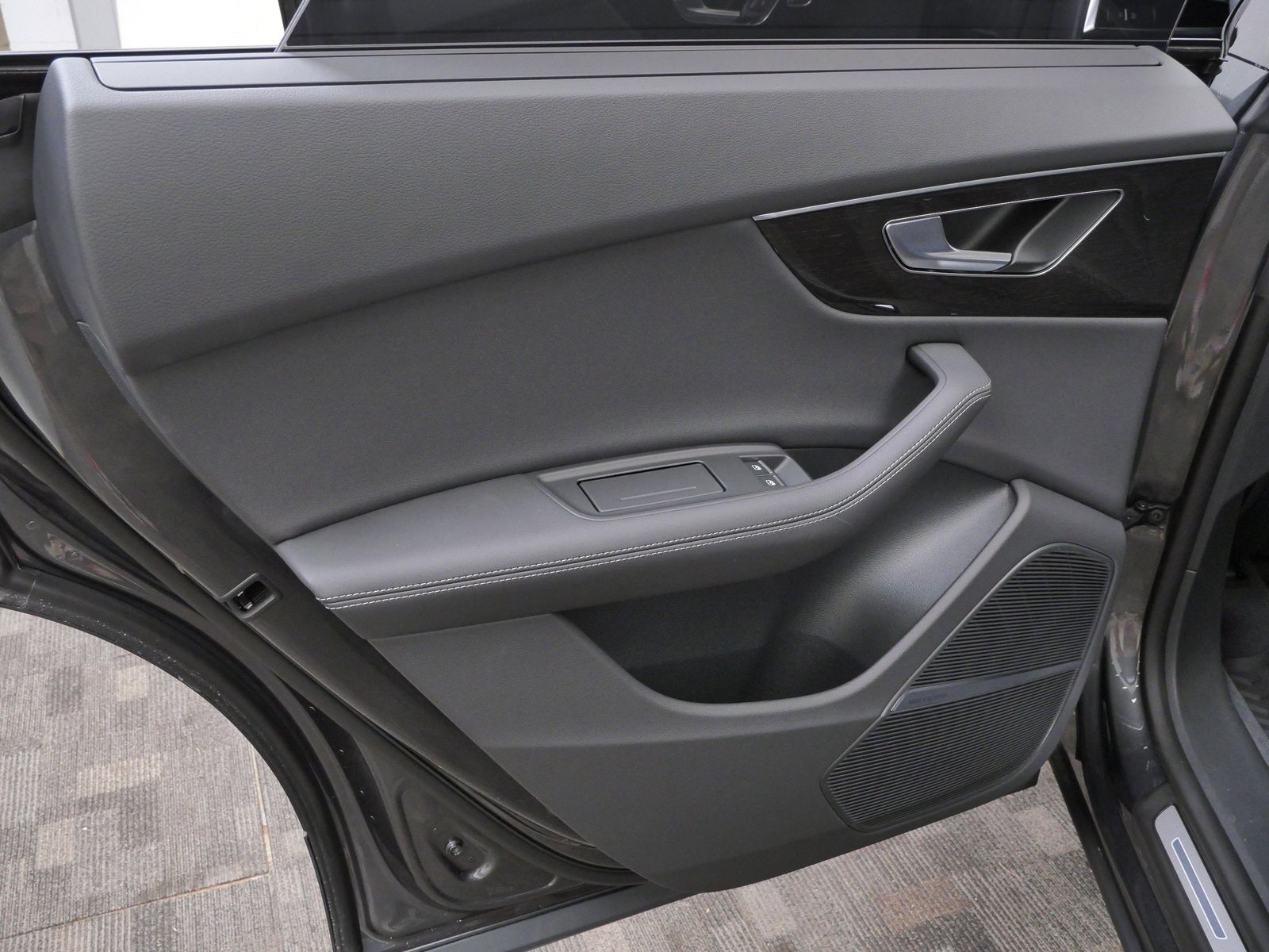 Thumbnail: 2026 Audi Q8 - 12