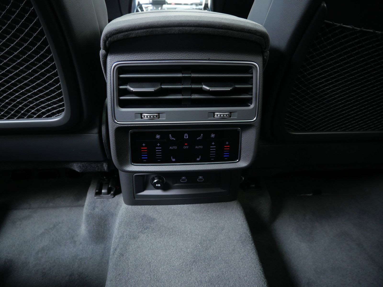 Thumbnail: 2026 Audi RS Q8 - 14