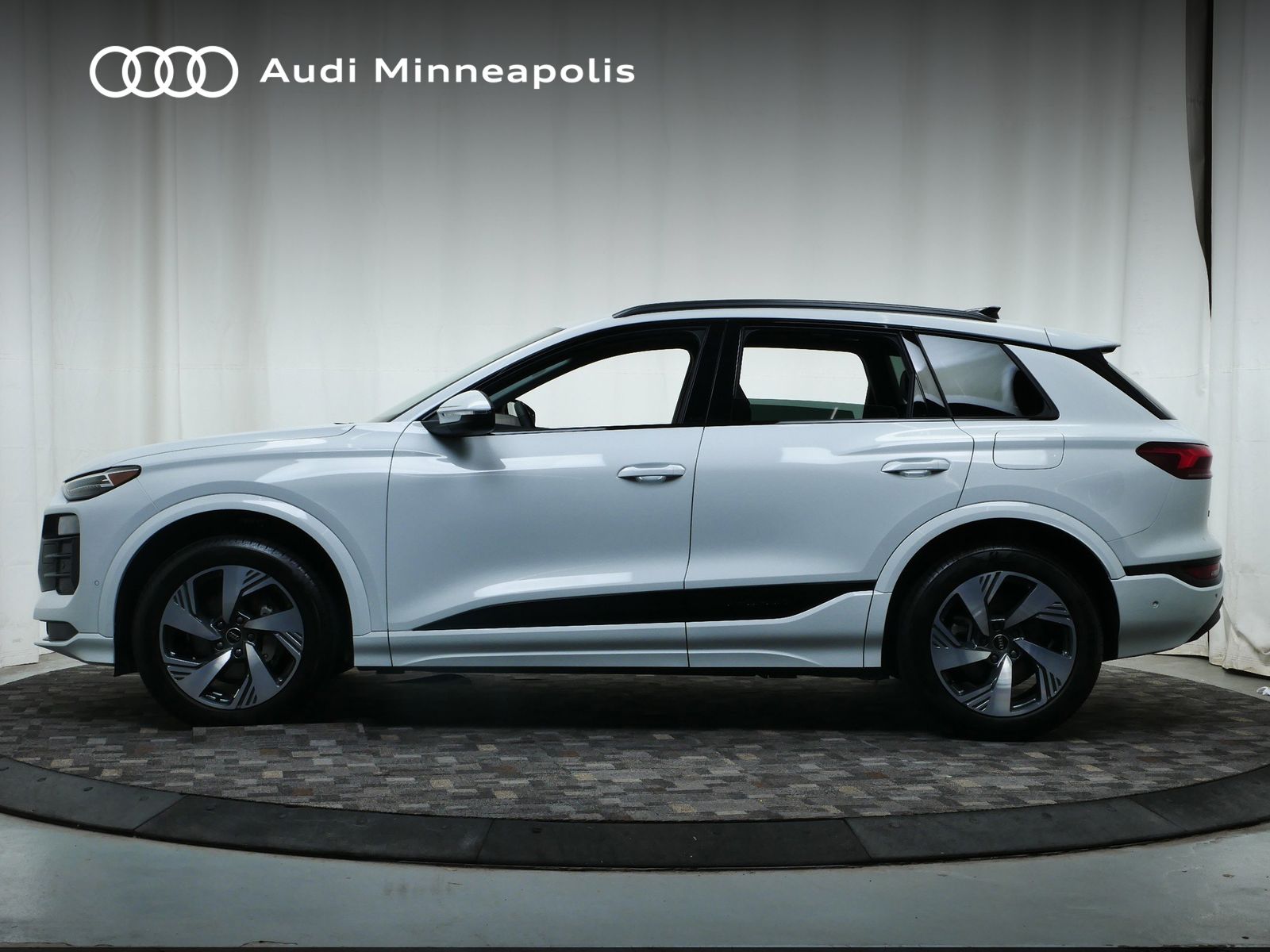 Thumbnail: 2025 Audi Q6 e-tron - 3