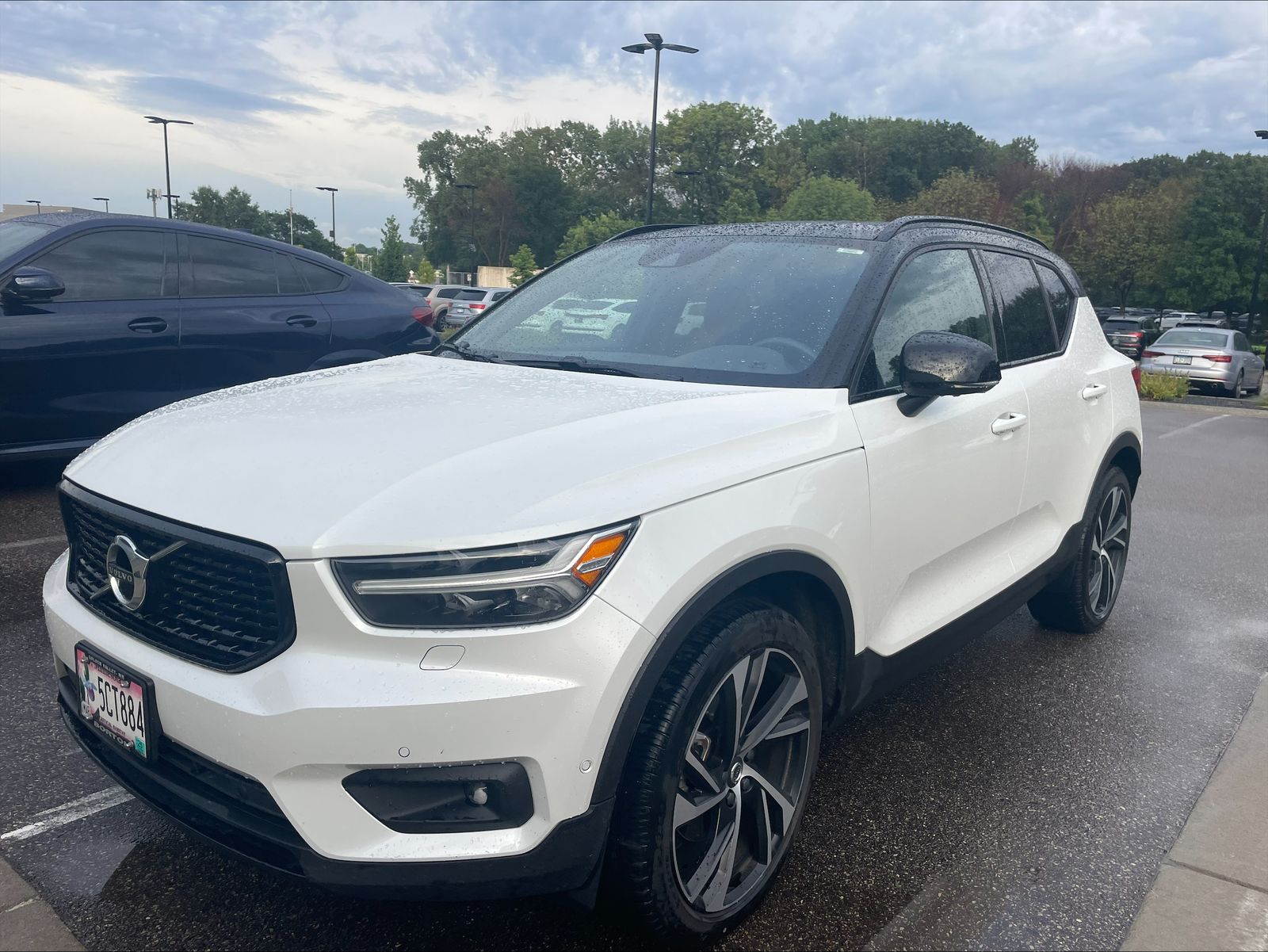 Used 2022 Volvo XC40 R-Design with VIN YV4162UM5N2731768 for sale in Minneapolis, MN