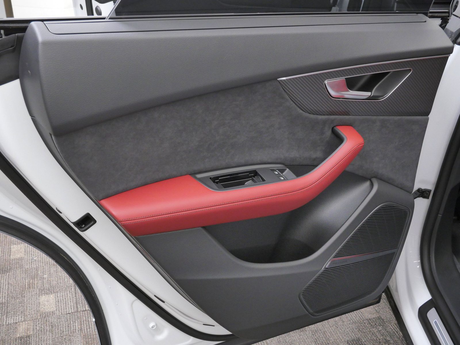 Thumbnail: 2026 Audi SQ8 - 12