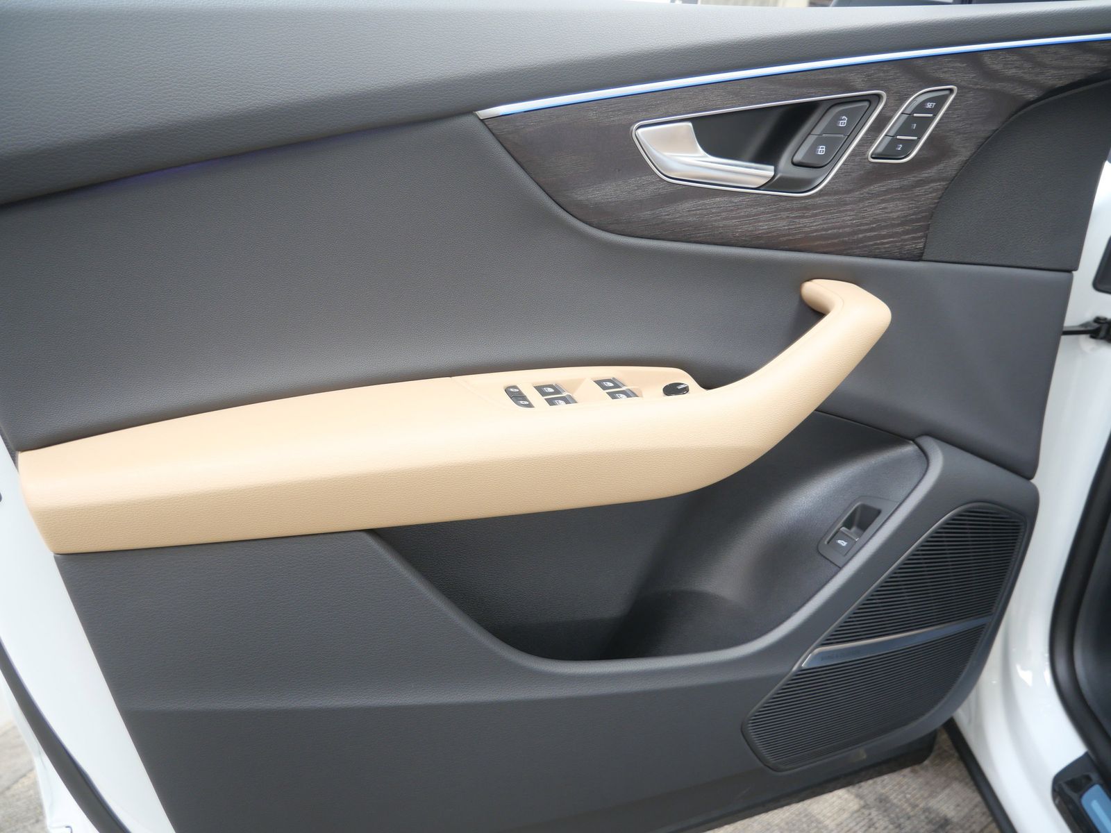 Thumbnail: 2026 Audi Q8 - 10