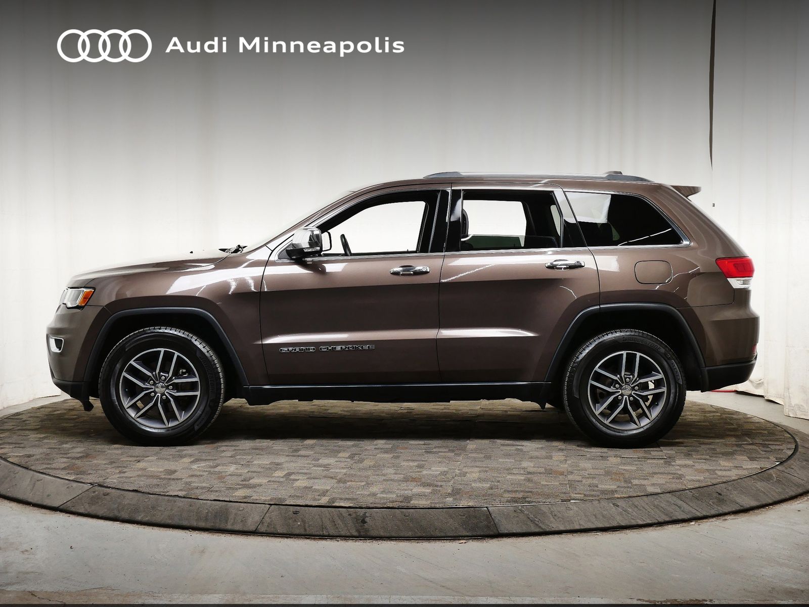 Thumbnail: 2017 Jeep Grand Cherokee - 3