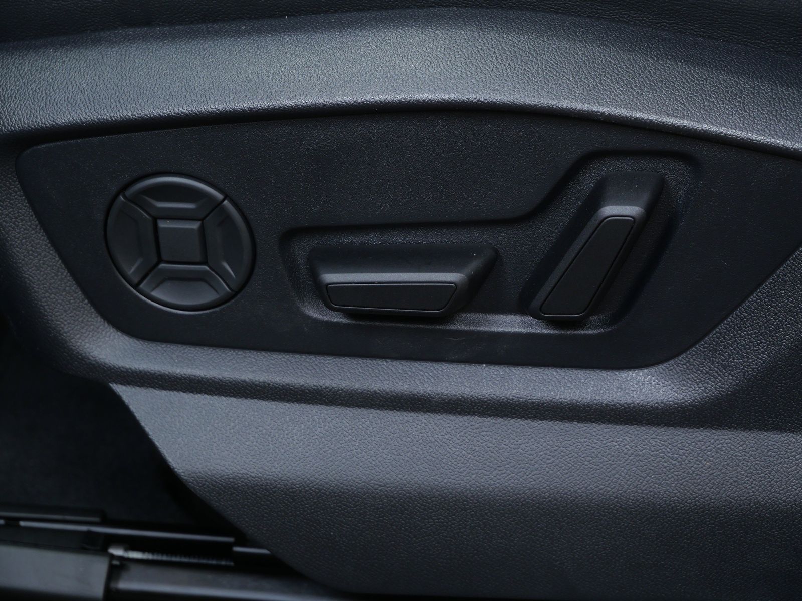 Thumbnail: 2026 Audi Q8 - 11