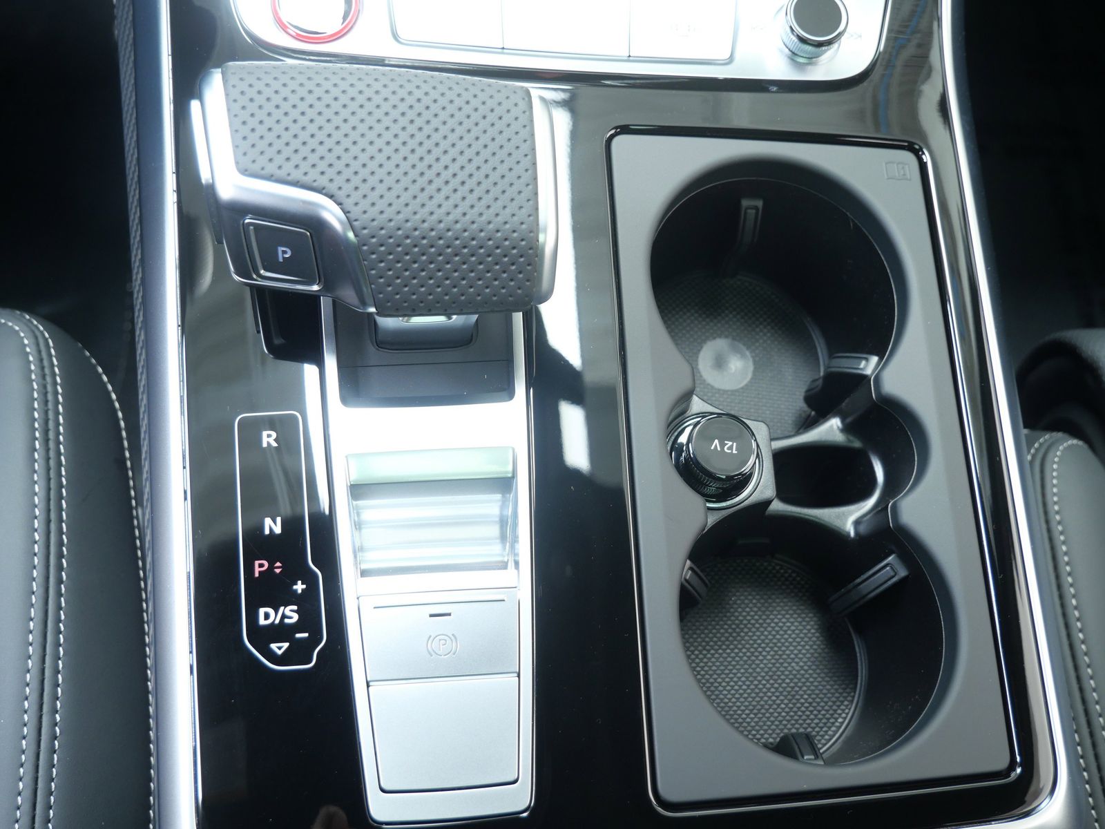 Thumbnail: 2026 Audi SQ7 - 16