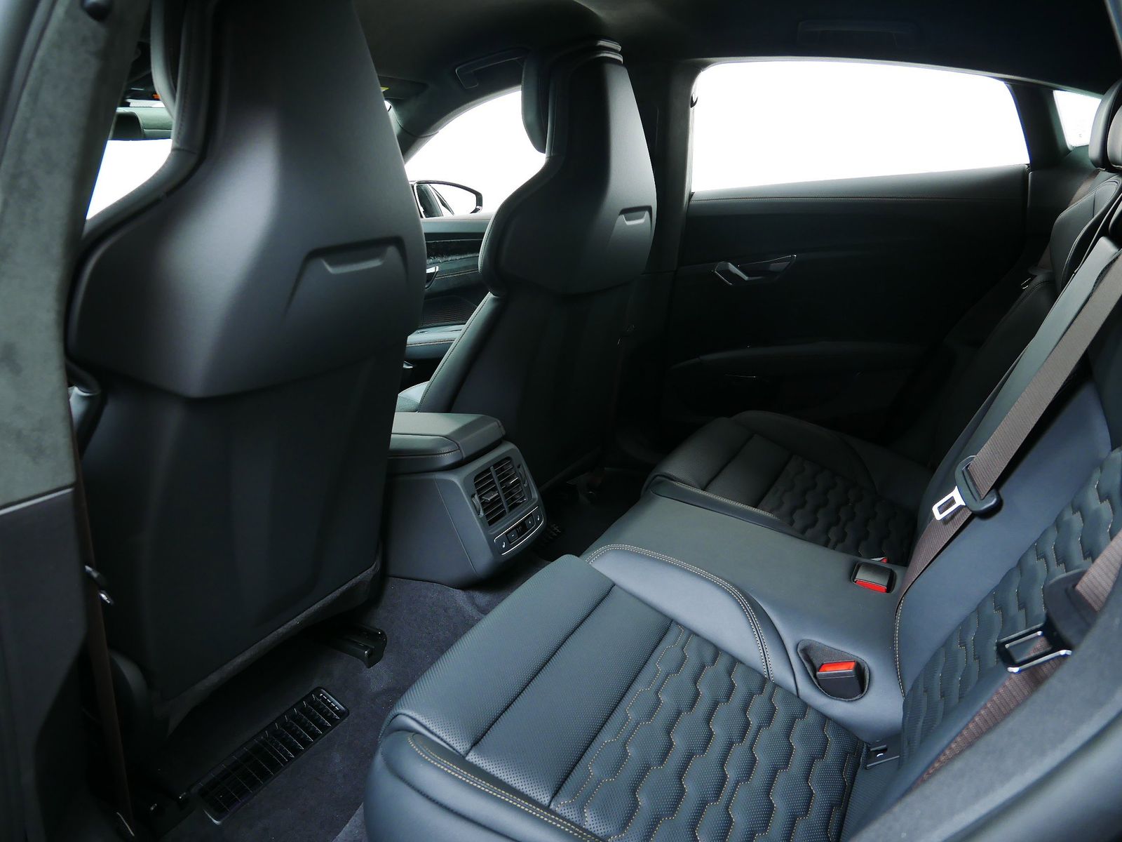 Thumbnail: 2025 Audi RS e-tron GT - 12
