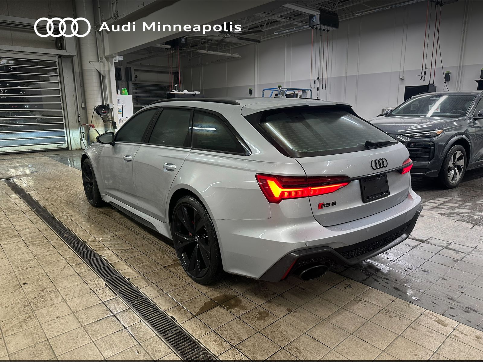 Thumbnail: 2025 Audi RS 6 - 6