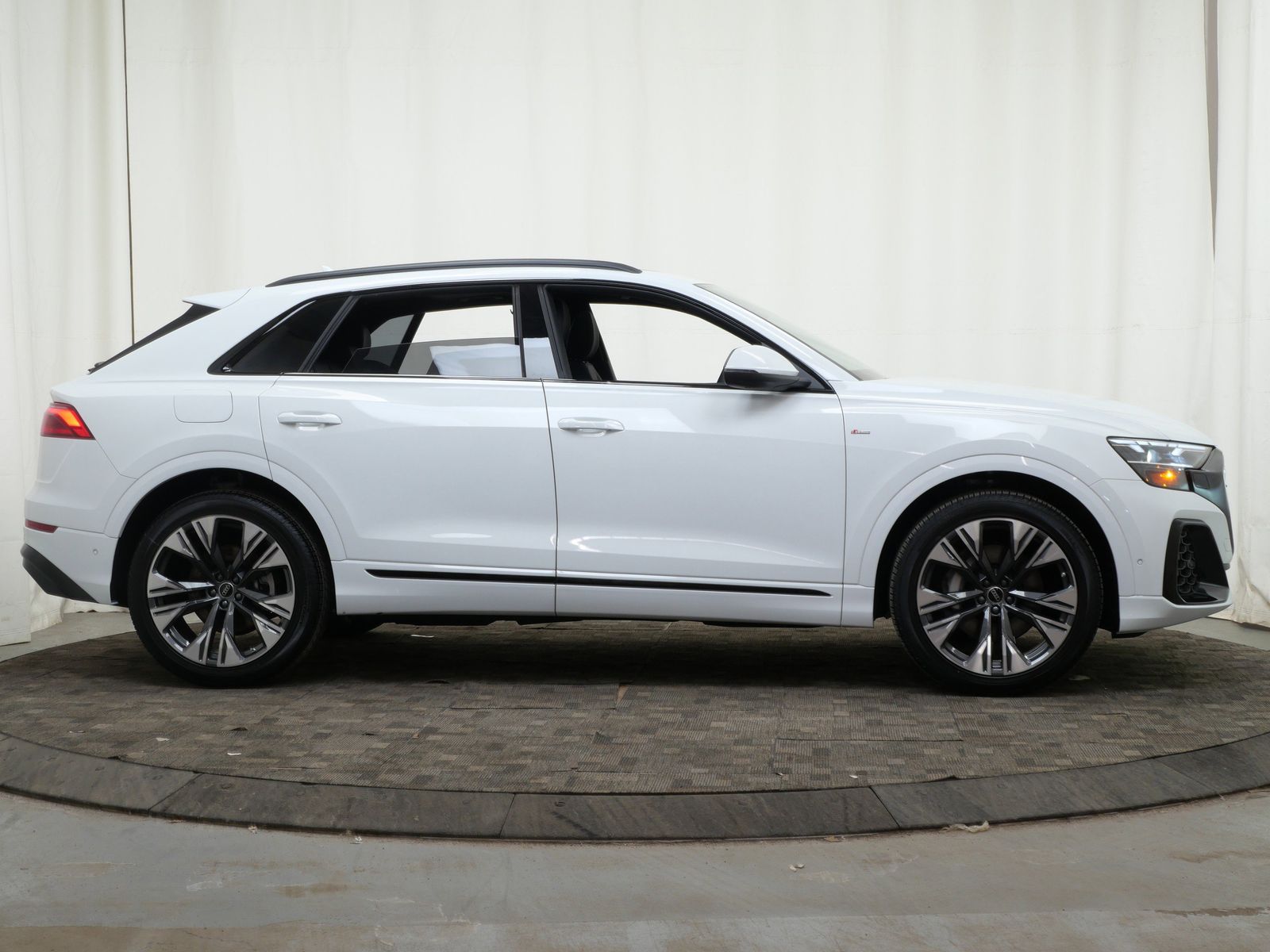 Thumbnail: 2026 Audi Q8 - 7