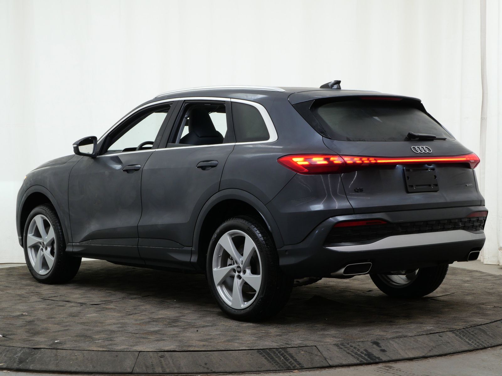 Thumbnail: 2025 Audi Q5 - 4