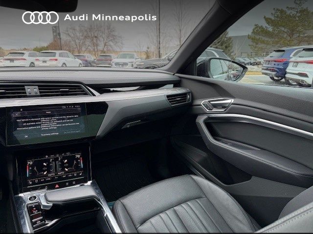 Thumbnail: 2023 Audi e-tron S - 17