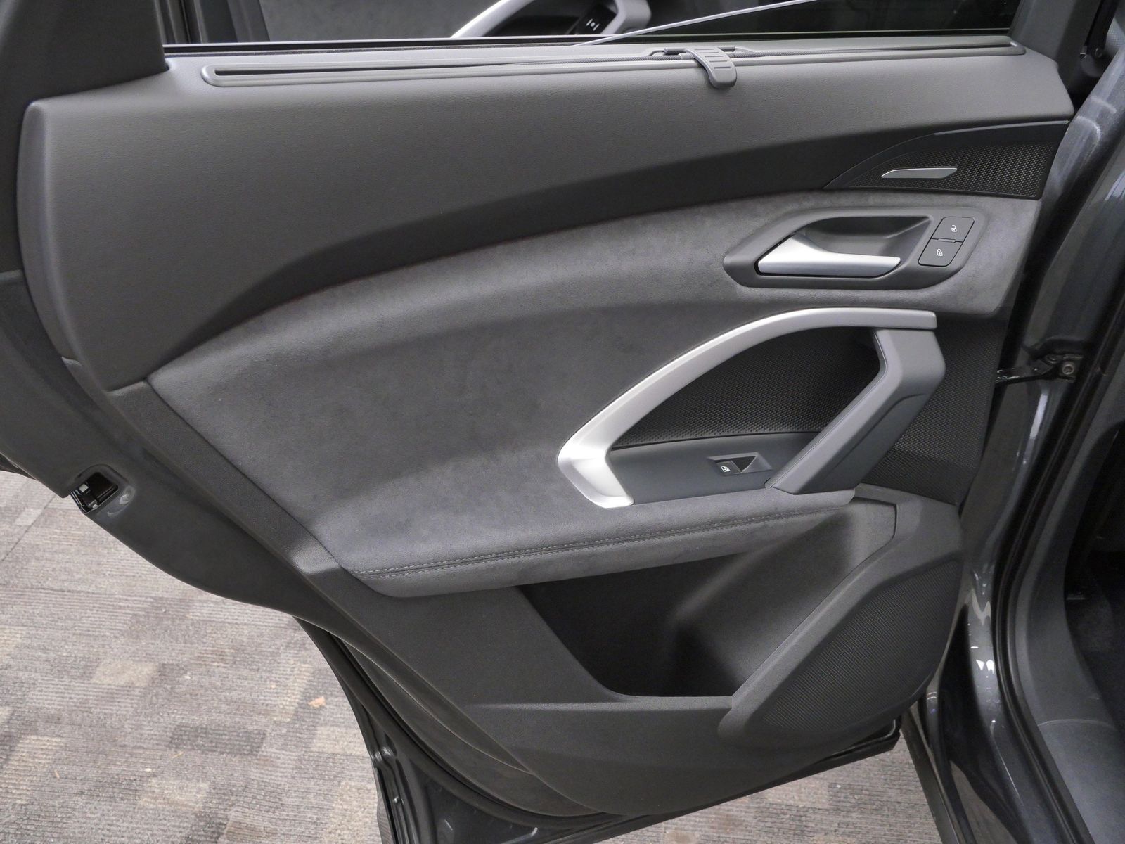 Thumbnail: 2026 Audi SQ5 - 12