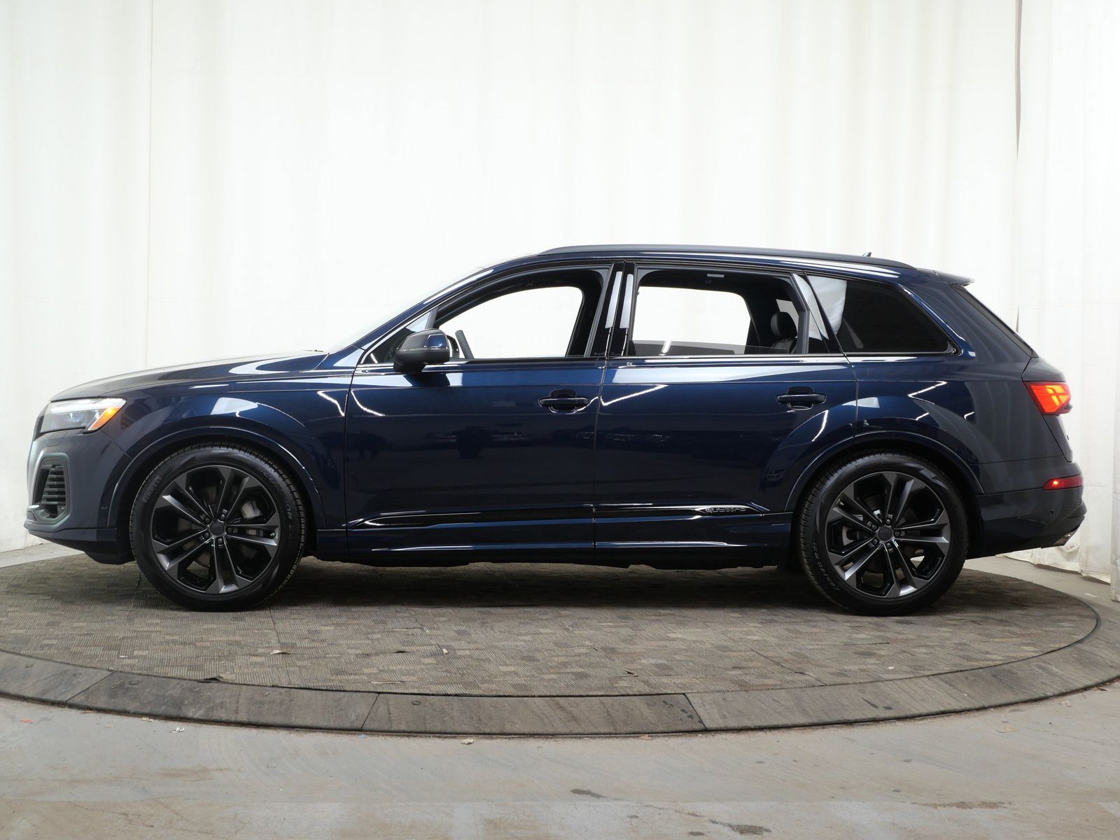 Thumbnail: 2026 Audi Q7 - 3