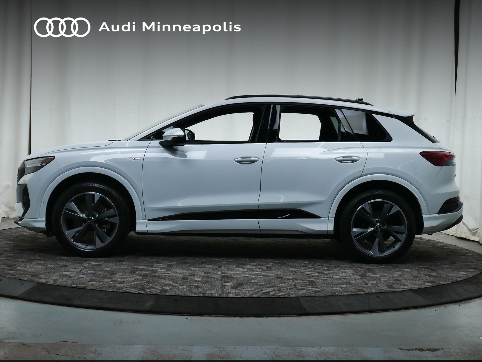 Thumbnail: 2023 Audi Q4 e-tron - 3