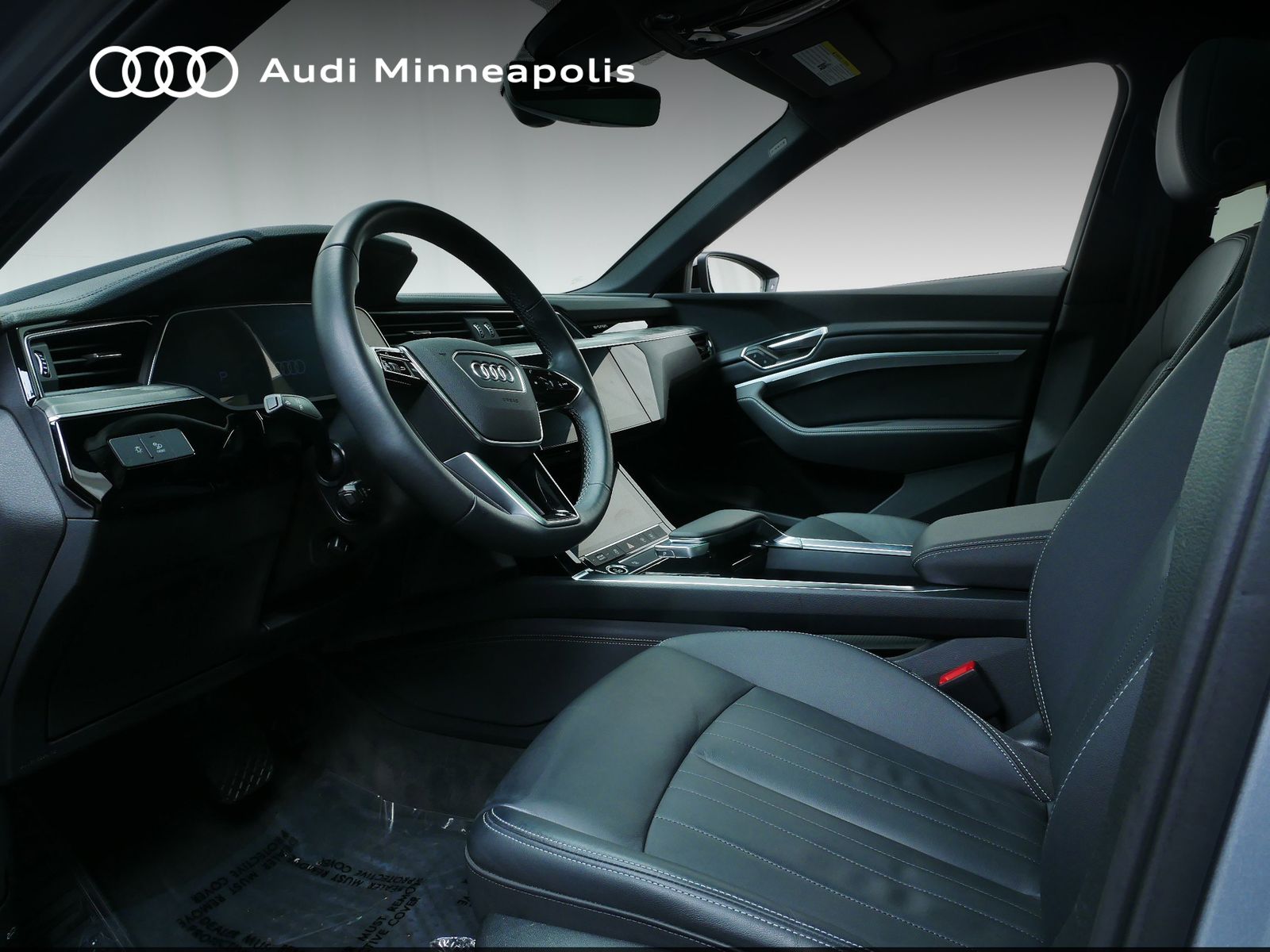 Thumbnail: 2023 Audi e-tron S - 2