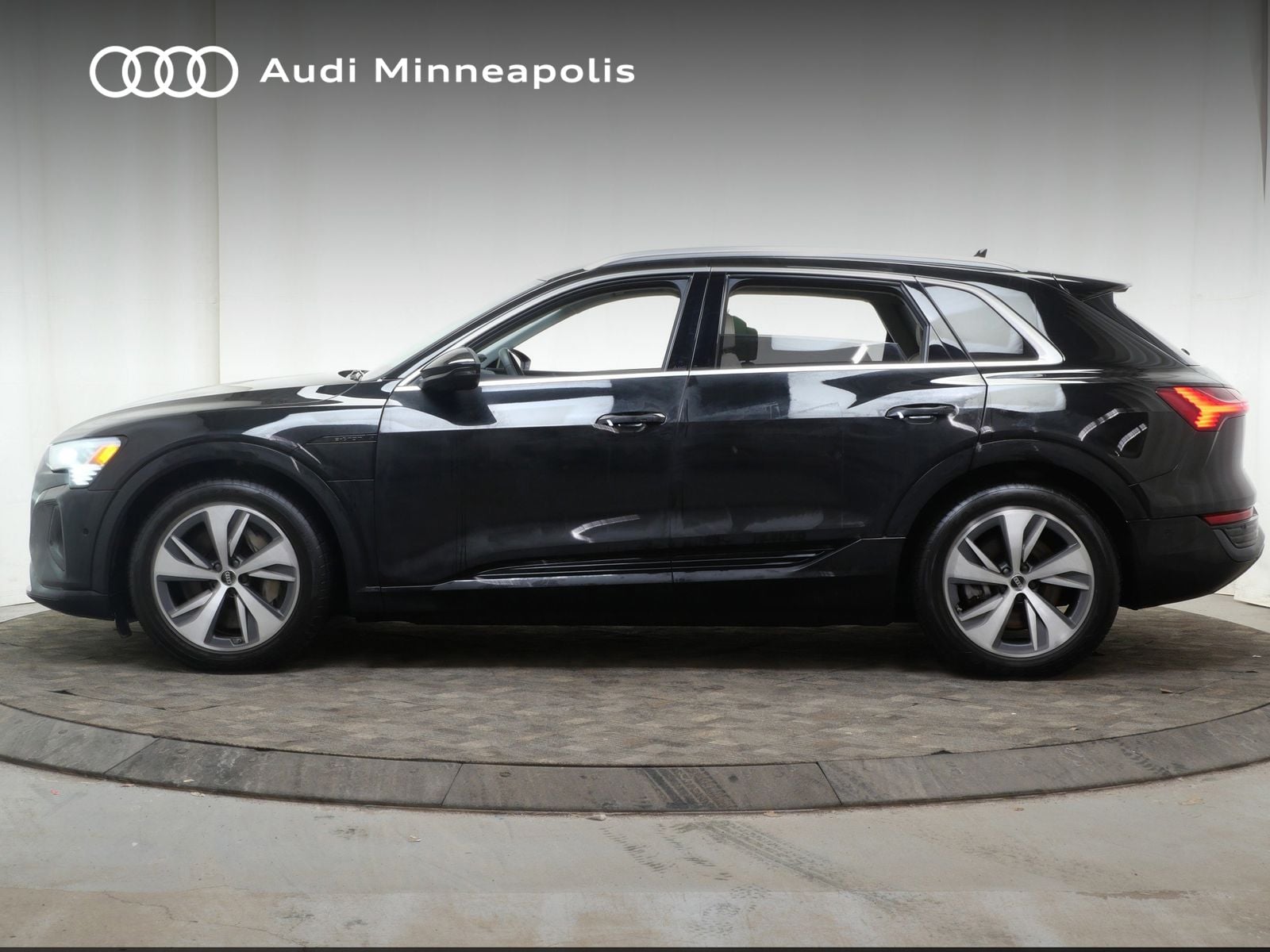 Thumbnail: 2024 Audi Q8 e-tron - 3