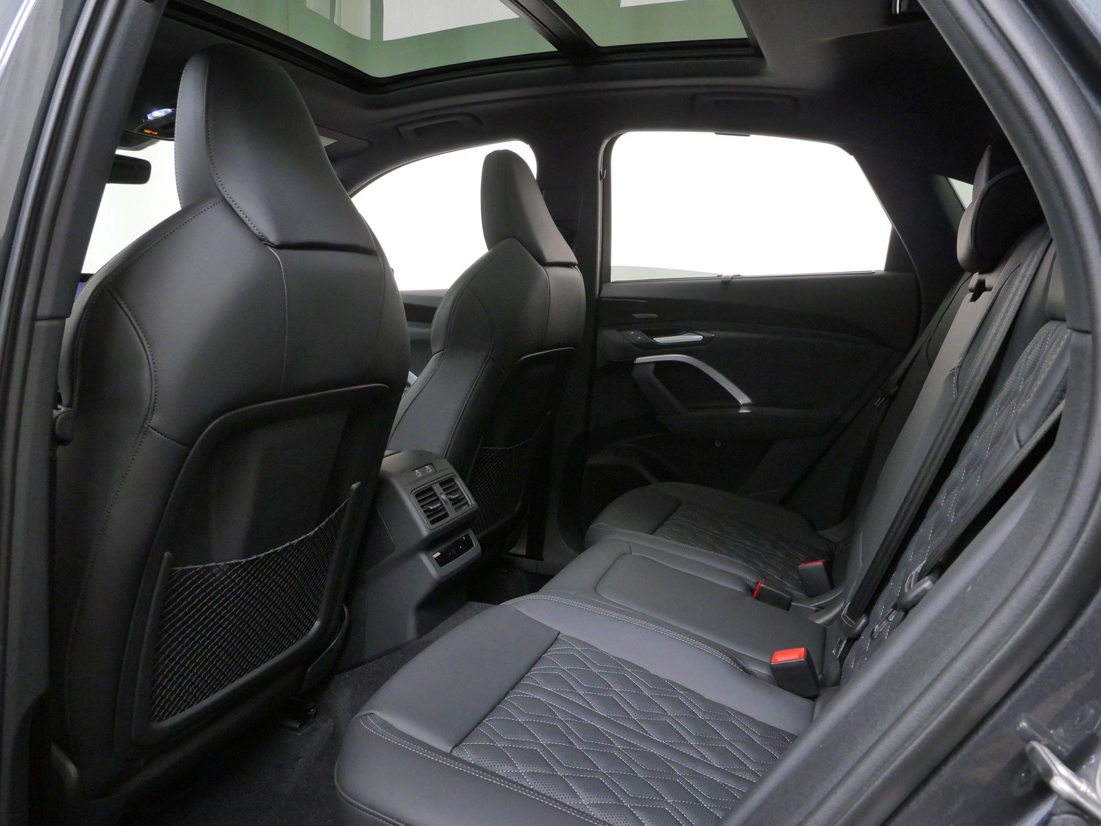 Thumbnail: 2026 Audi SQ5 - 13