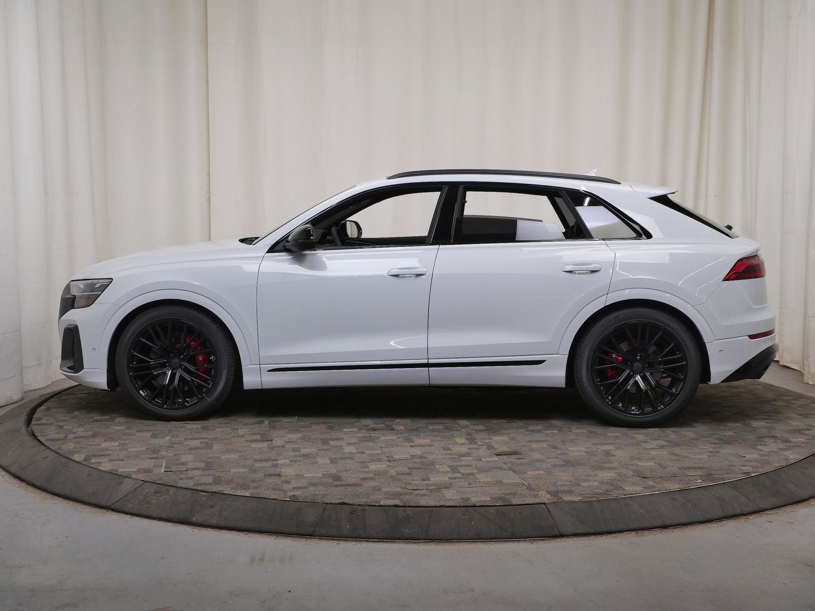 Thumbnail: 2026 Audi SQ8 - 3
