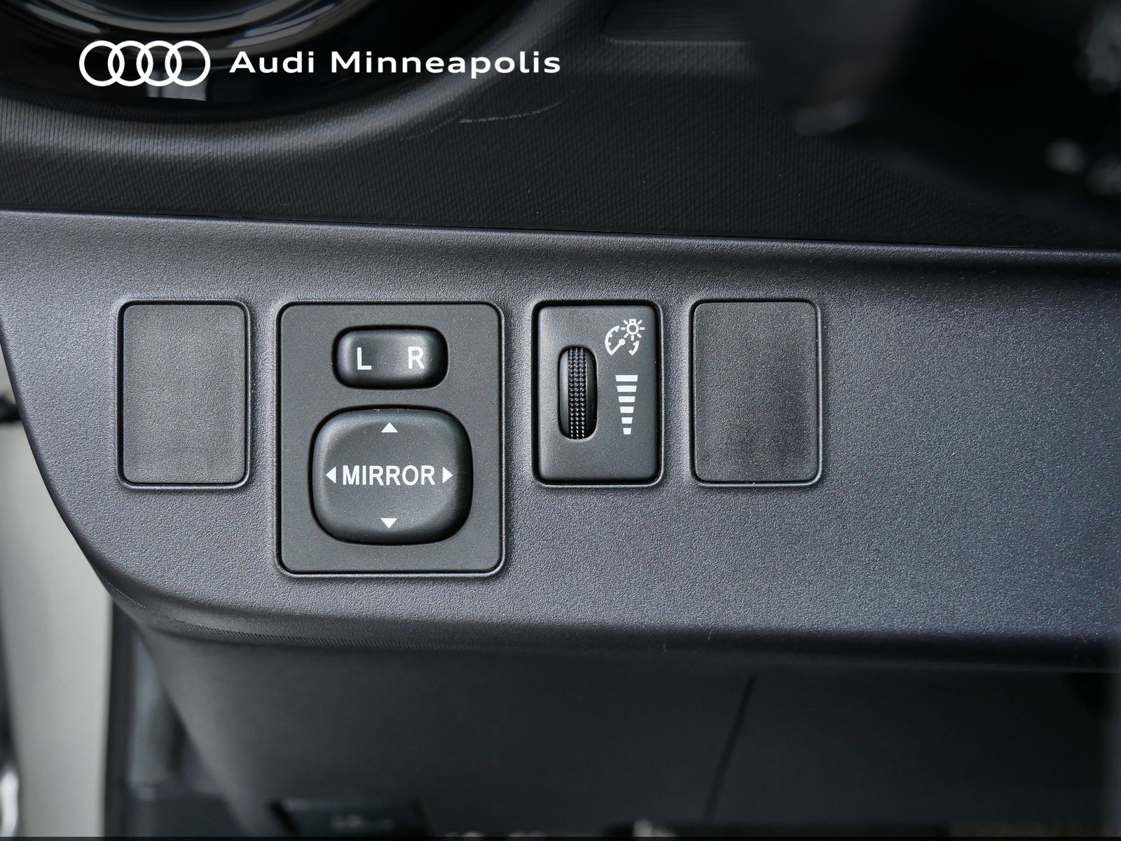 Thumbnail: 2015 Toyota Prius c - 16