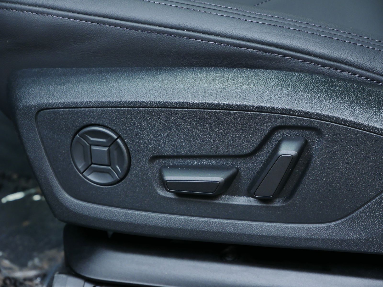 Thumbnail: 2025 Audi Q3 - 11