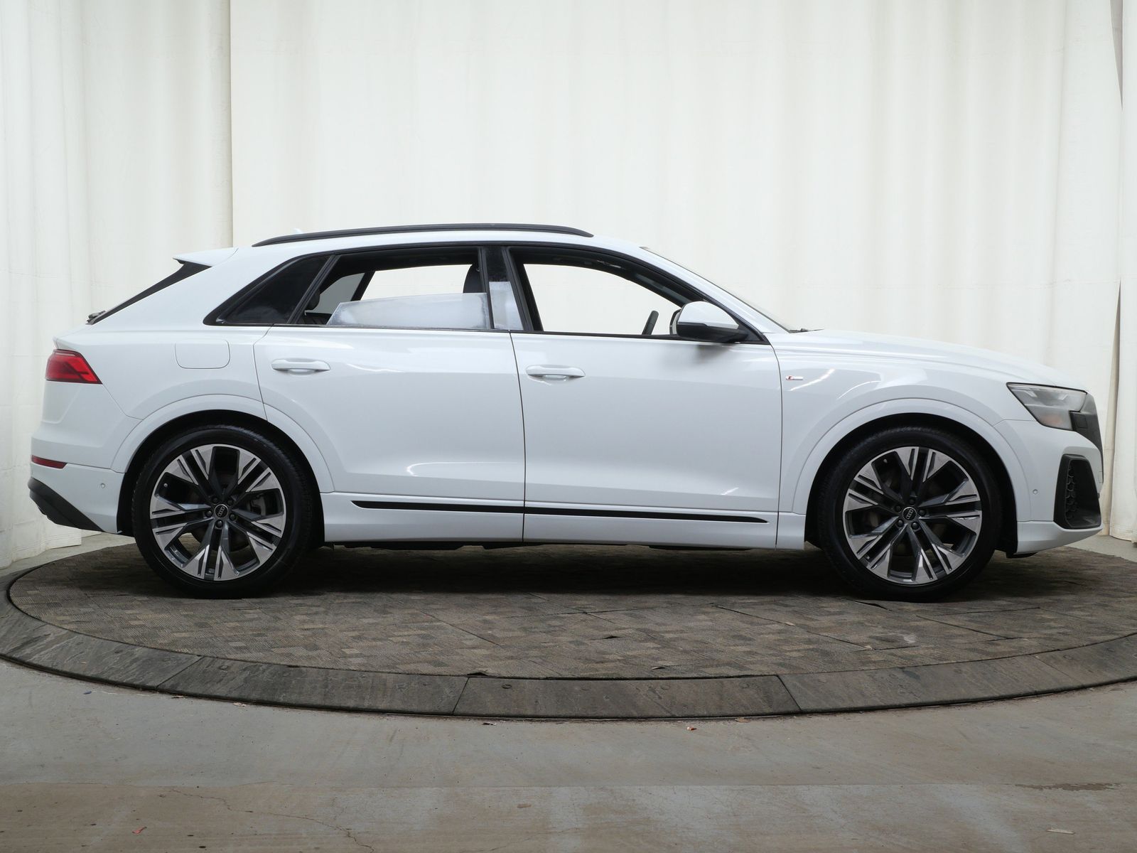 Thumbnail: 2026 Audi Q8 - 7