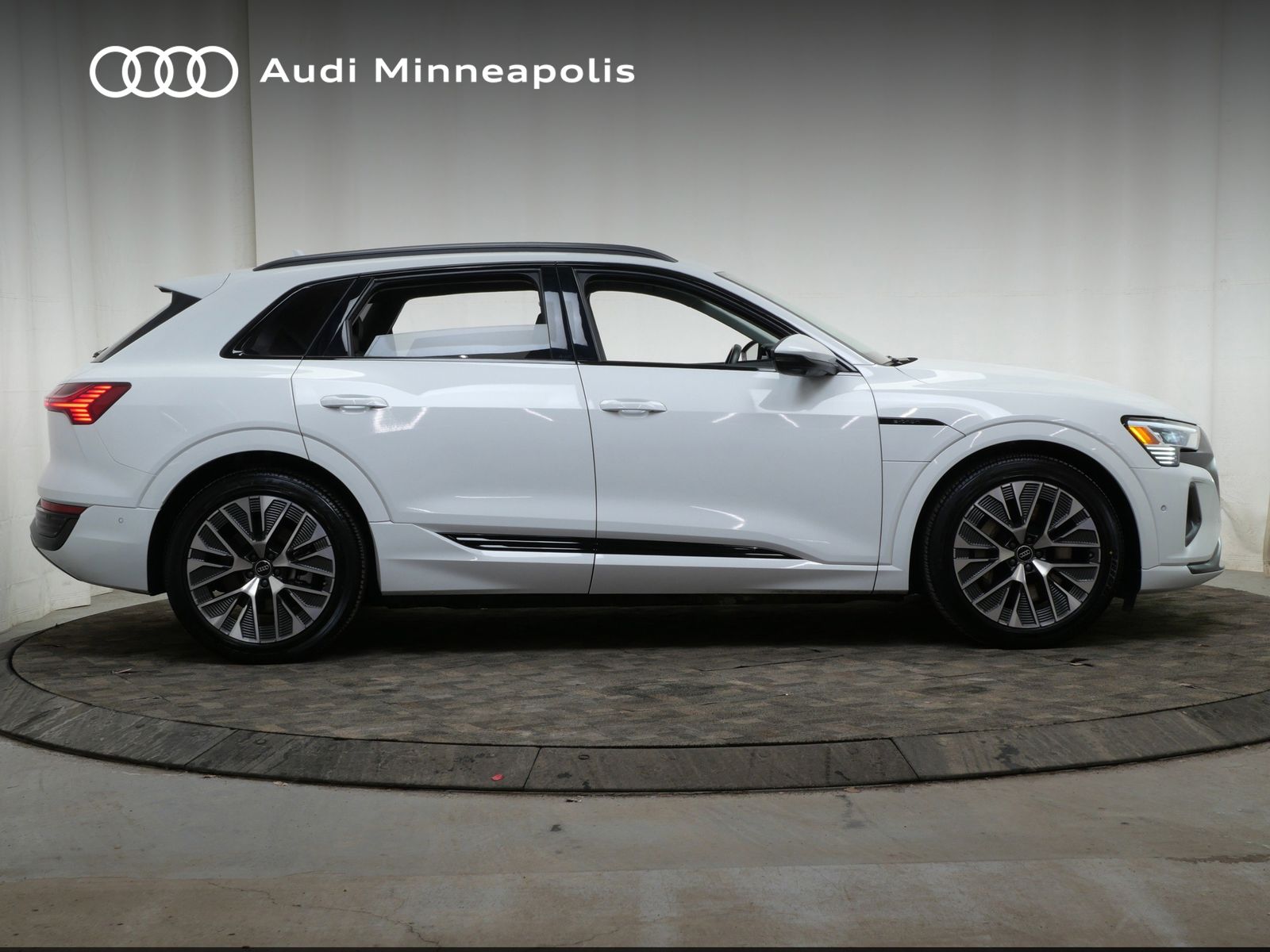 Thumbnail: 2024 Audi Q8 e-tron - 10