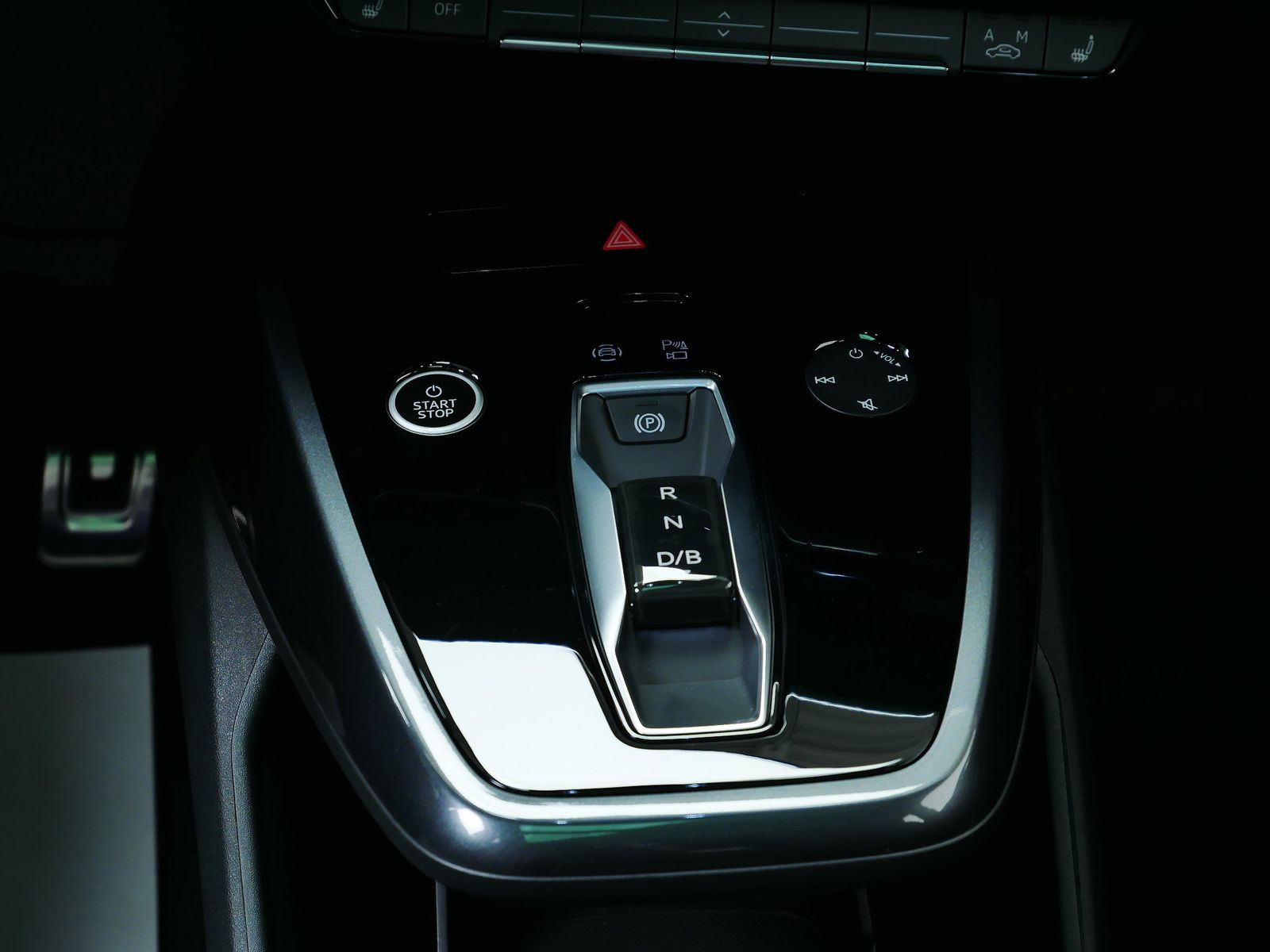 Thumbnail: 2025 Audi Q4 e-tron - 13