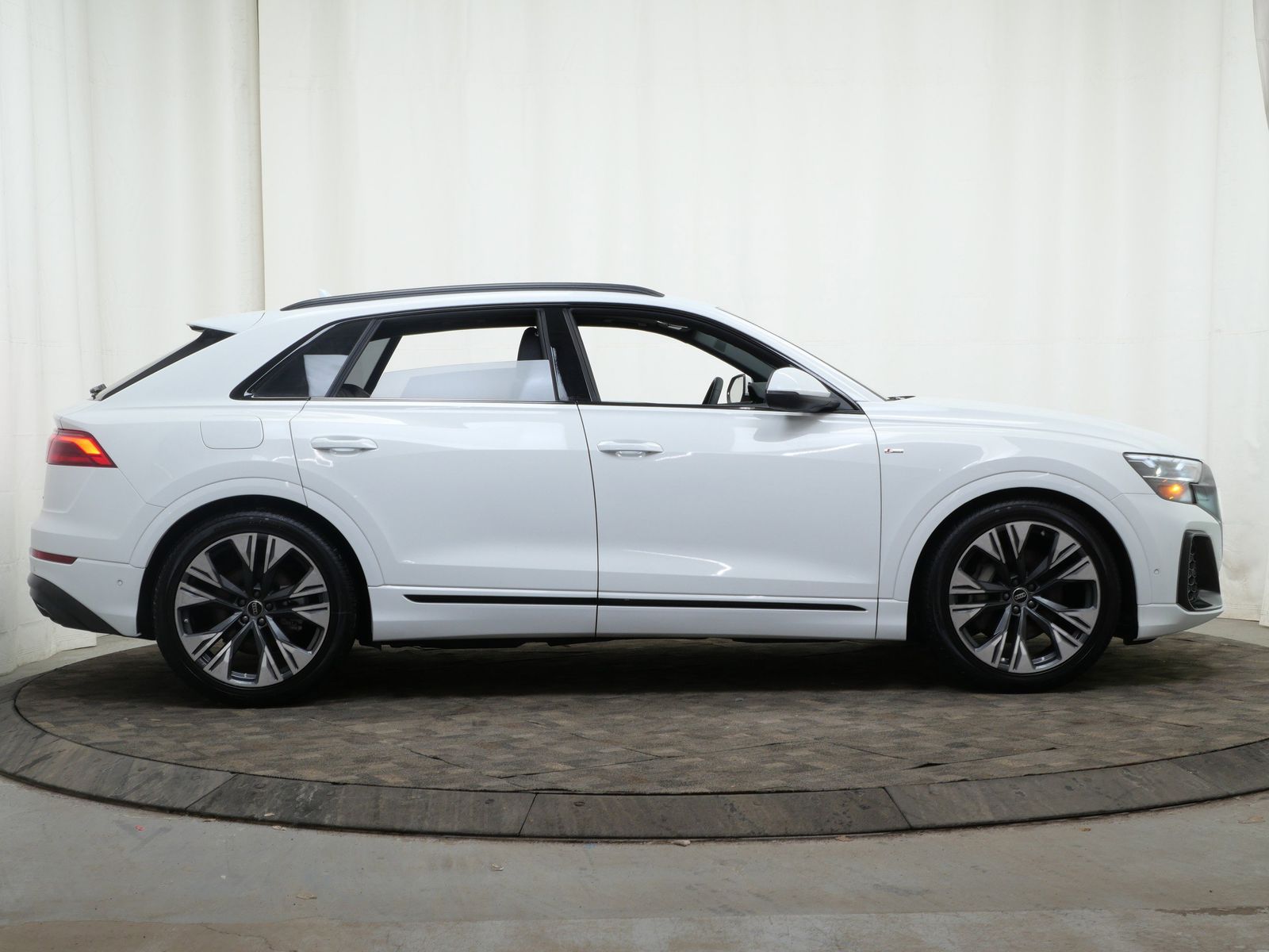 Thumbnail: 2026 Audi Q8 - 7