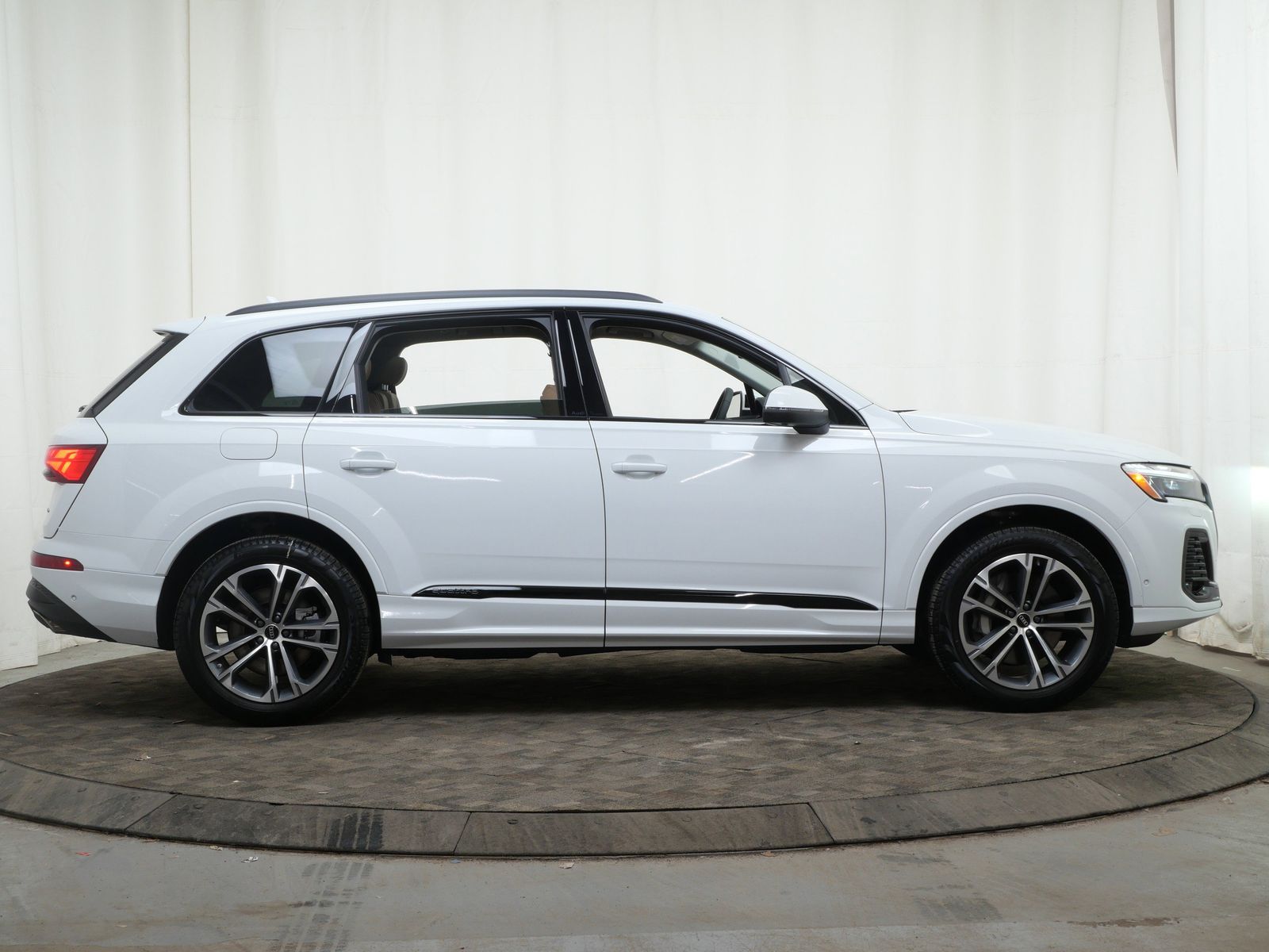 Thumbnail: 2026 Audi Q7 - 7