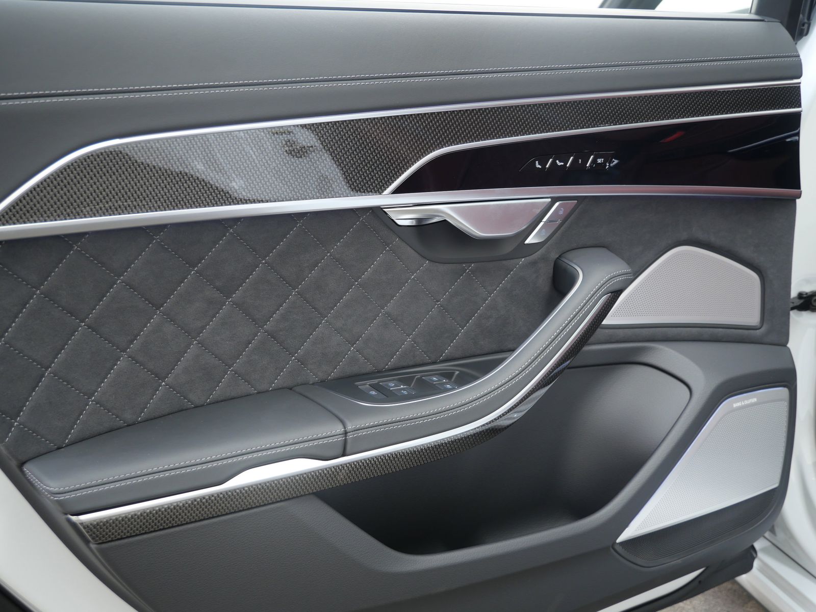 Thumbnail: 2025 Audi S8 - 12